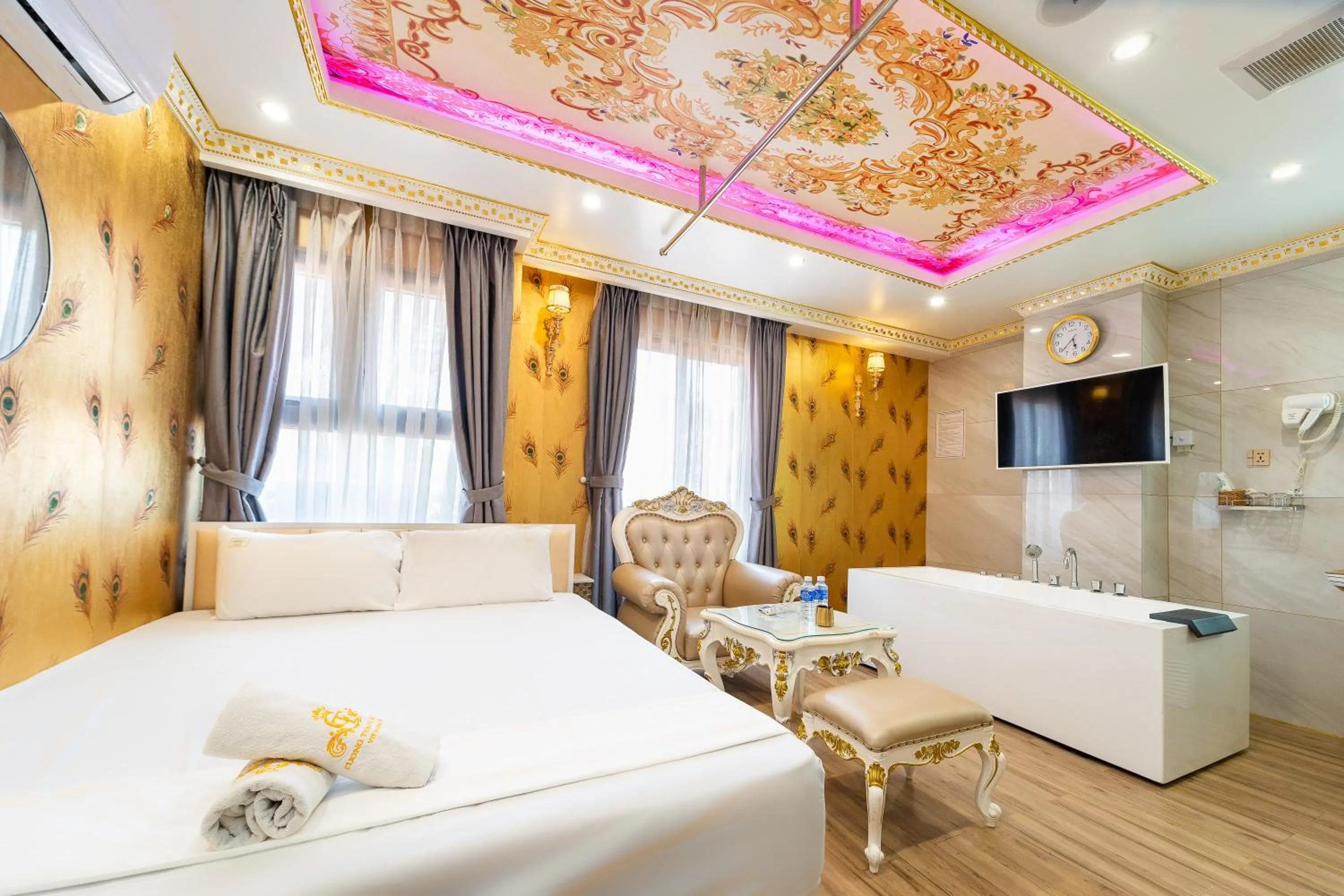 Shower, Bed in Townhouse Cuong Thanh 3 Hotel