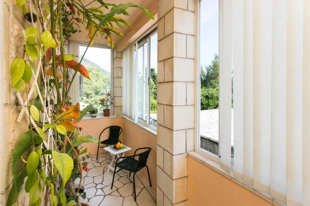 Yellow Room Guesthouse