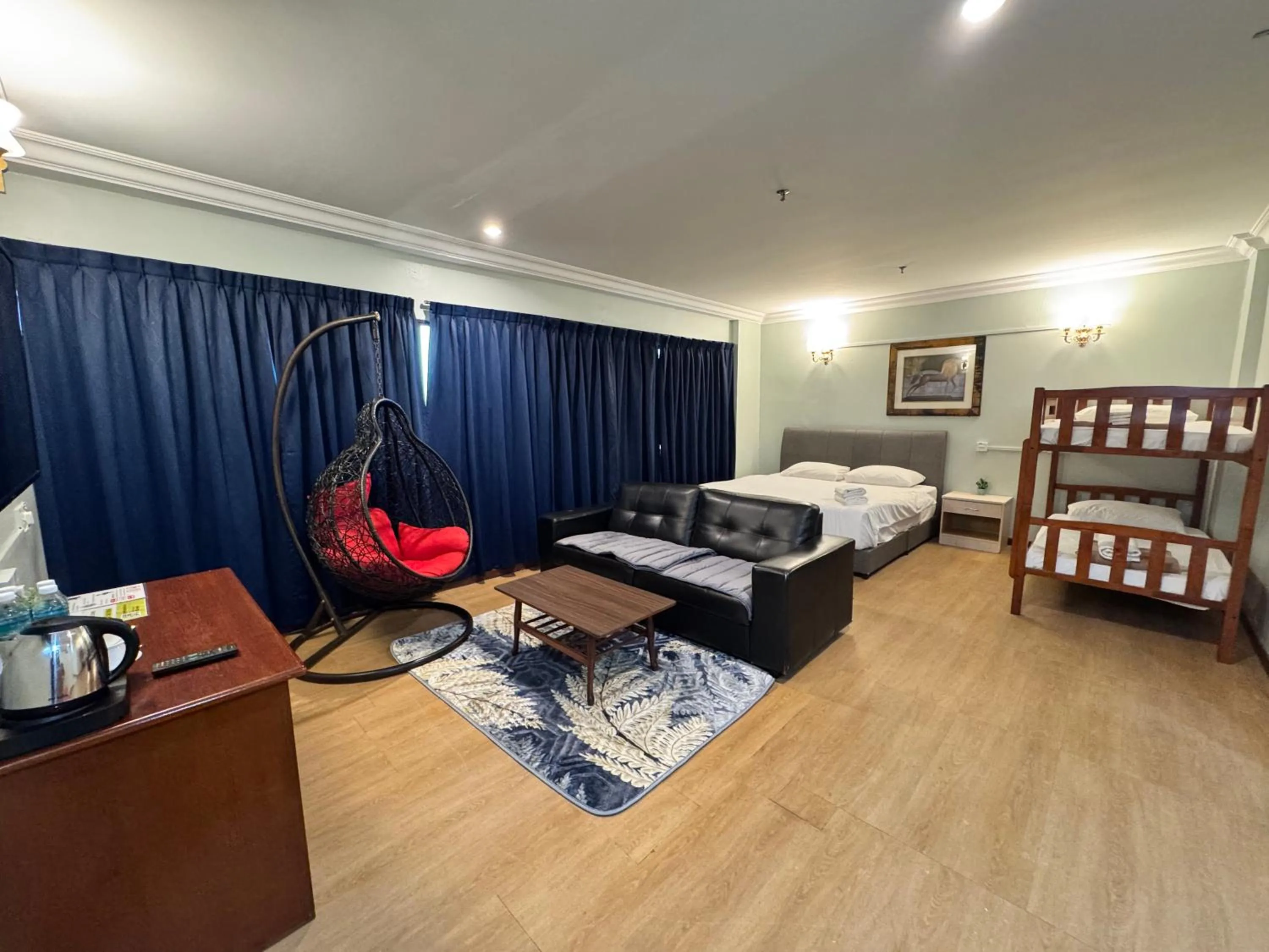 Photo of the whole room, Bed in Fair Park Premier