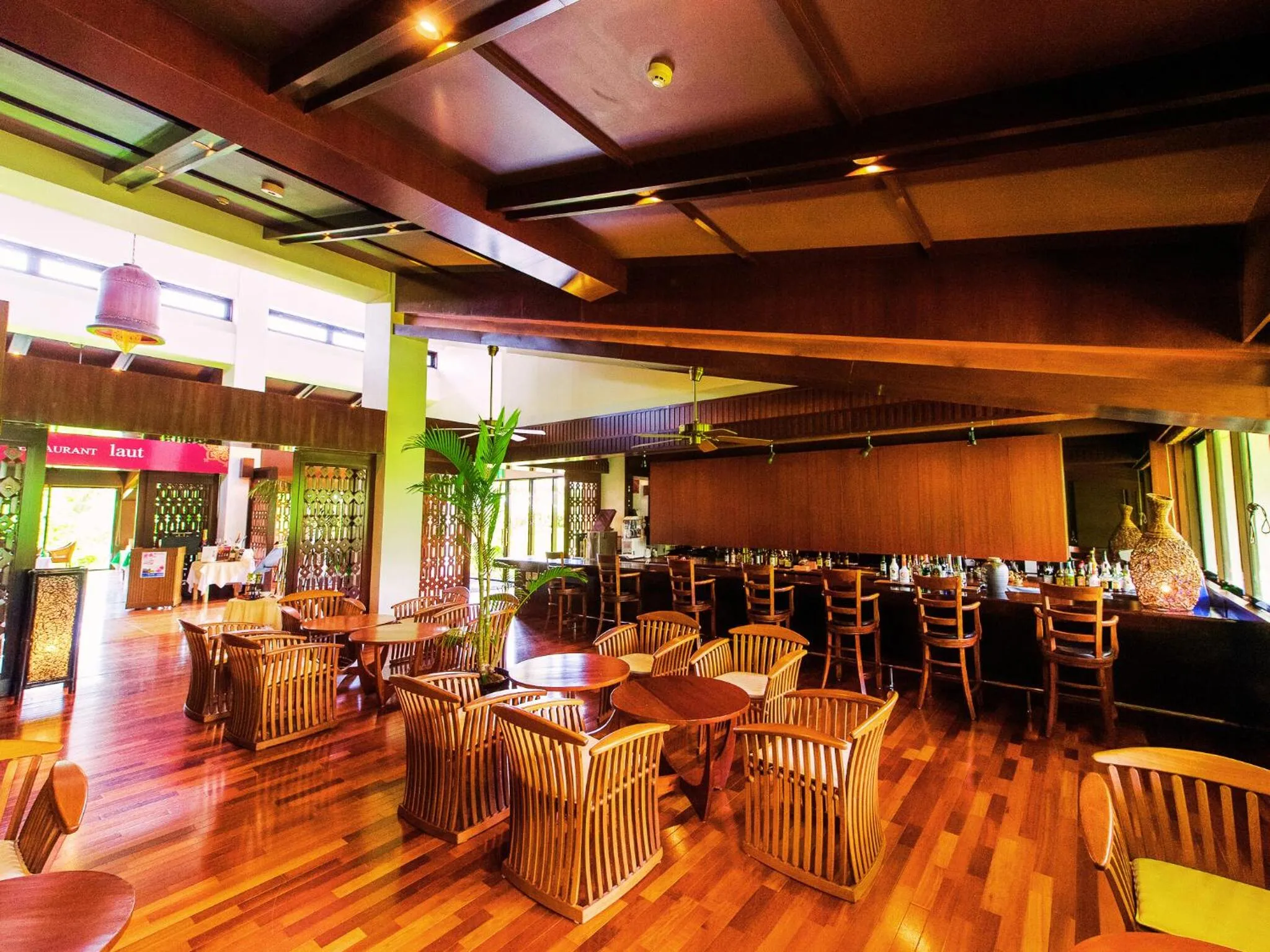 Restaurant/places to eat in LiVEMAX Amms Canna Resort Villa