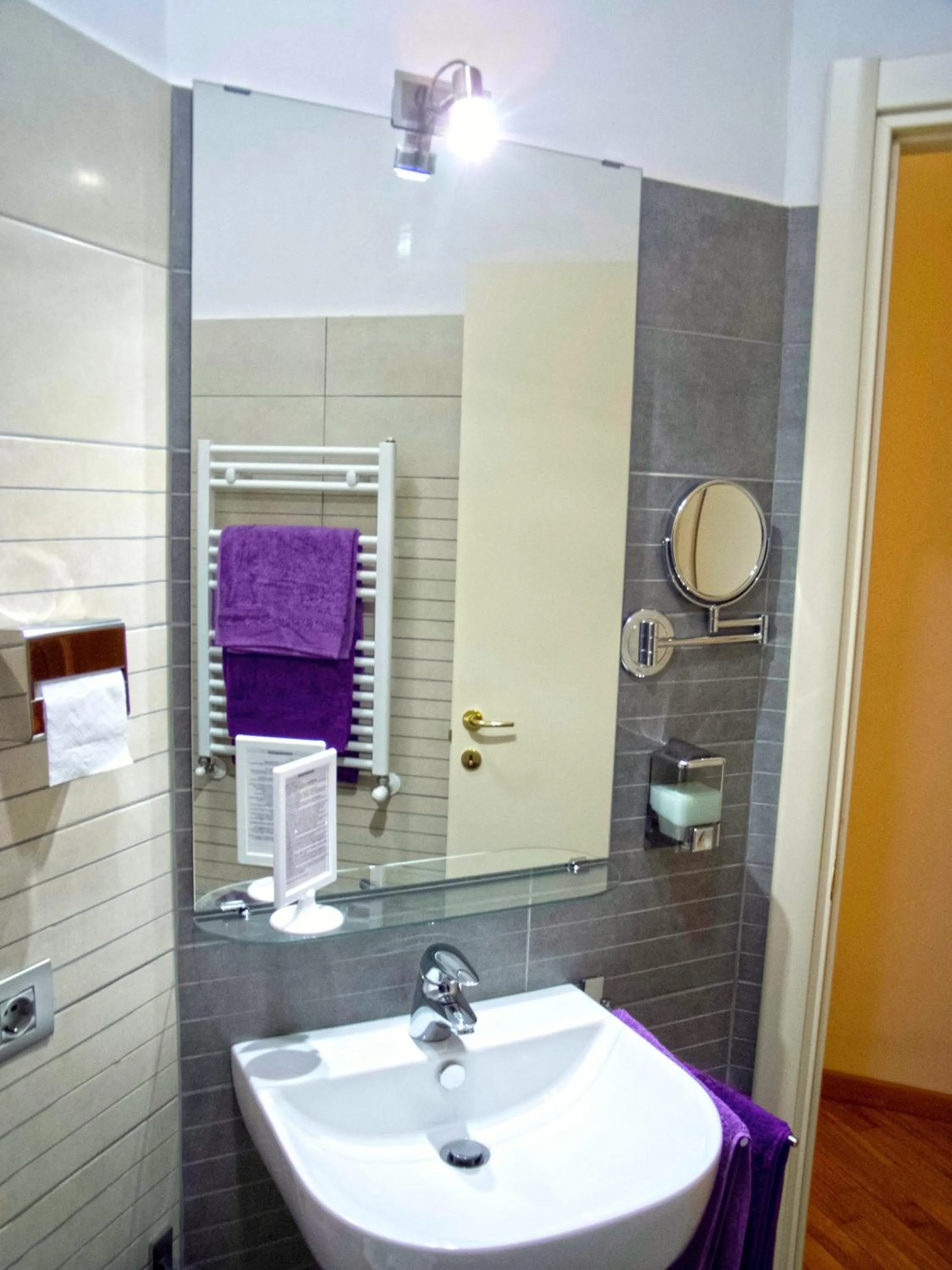 Shower in L'Appartamento Romano