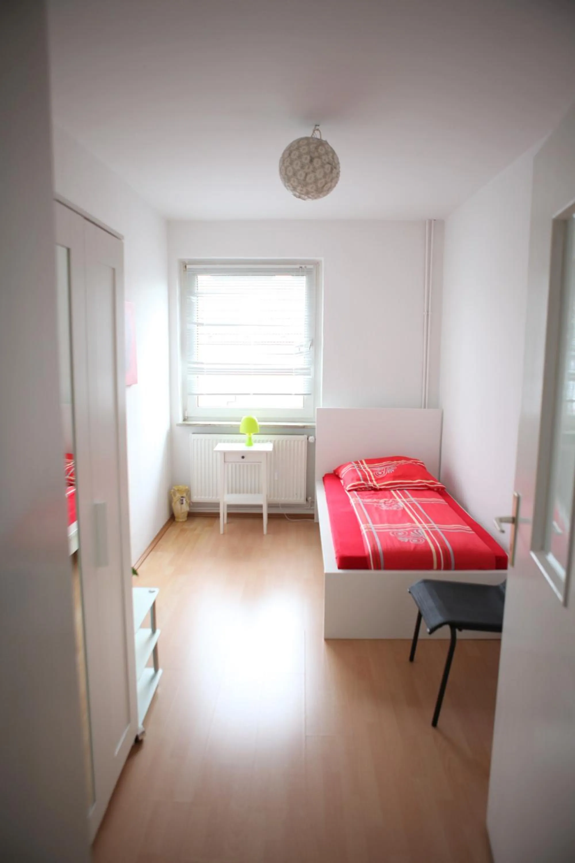 Photo of the whole room, Bed in White House Bochum Ehrenfeld