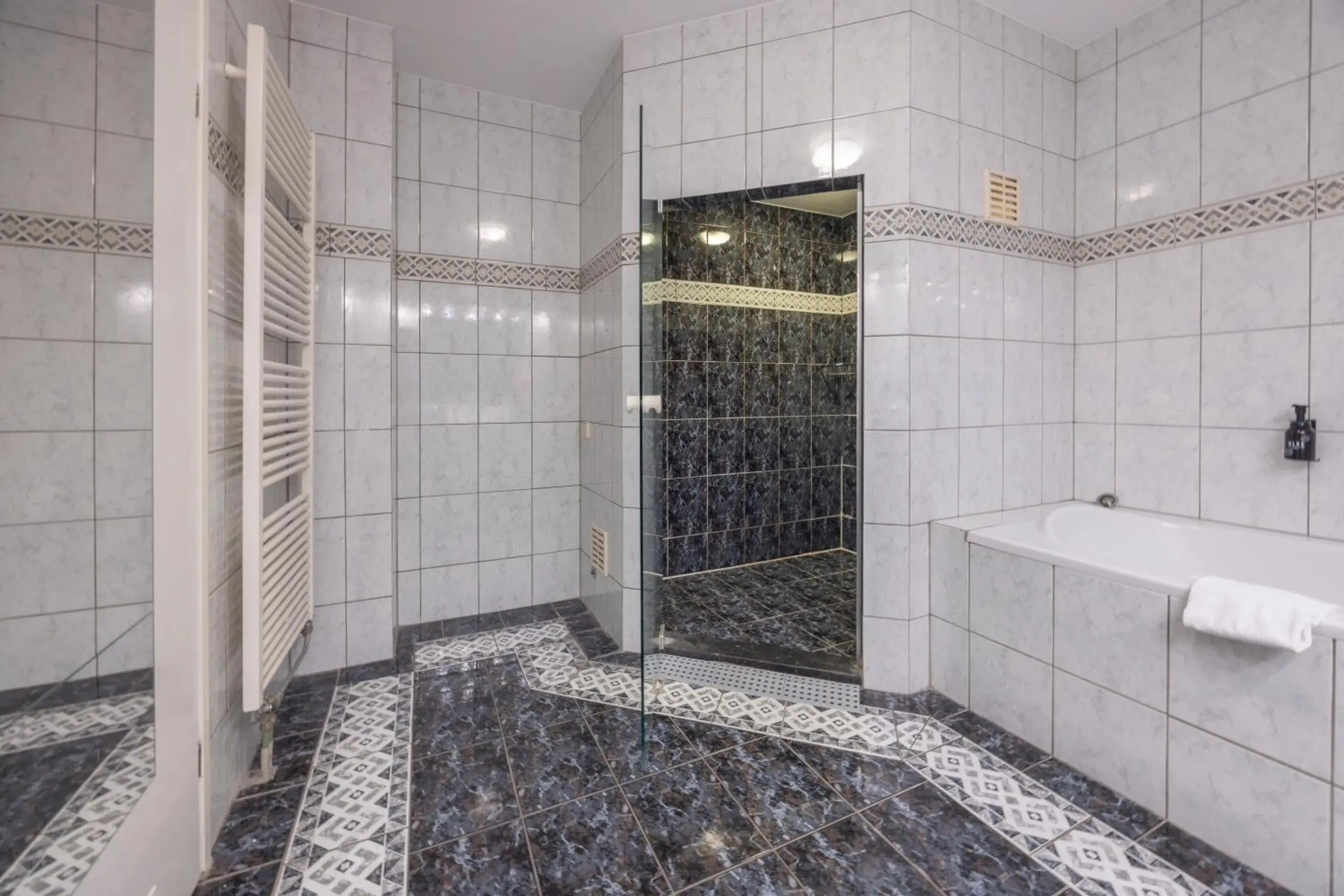 Bathroom in Fletcher Hotel - Restaurant Elzenduin Bathroom in Fletcher Hotel - Restaurant Elzenduin