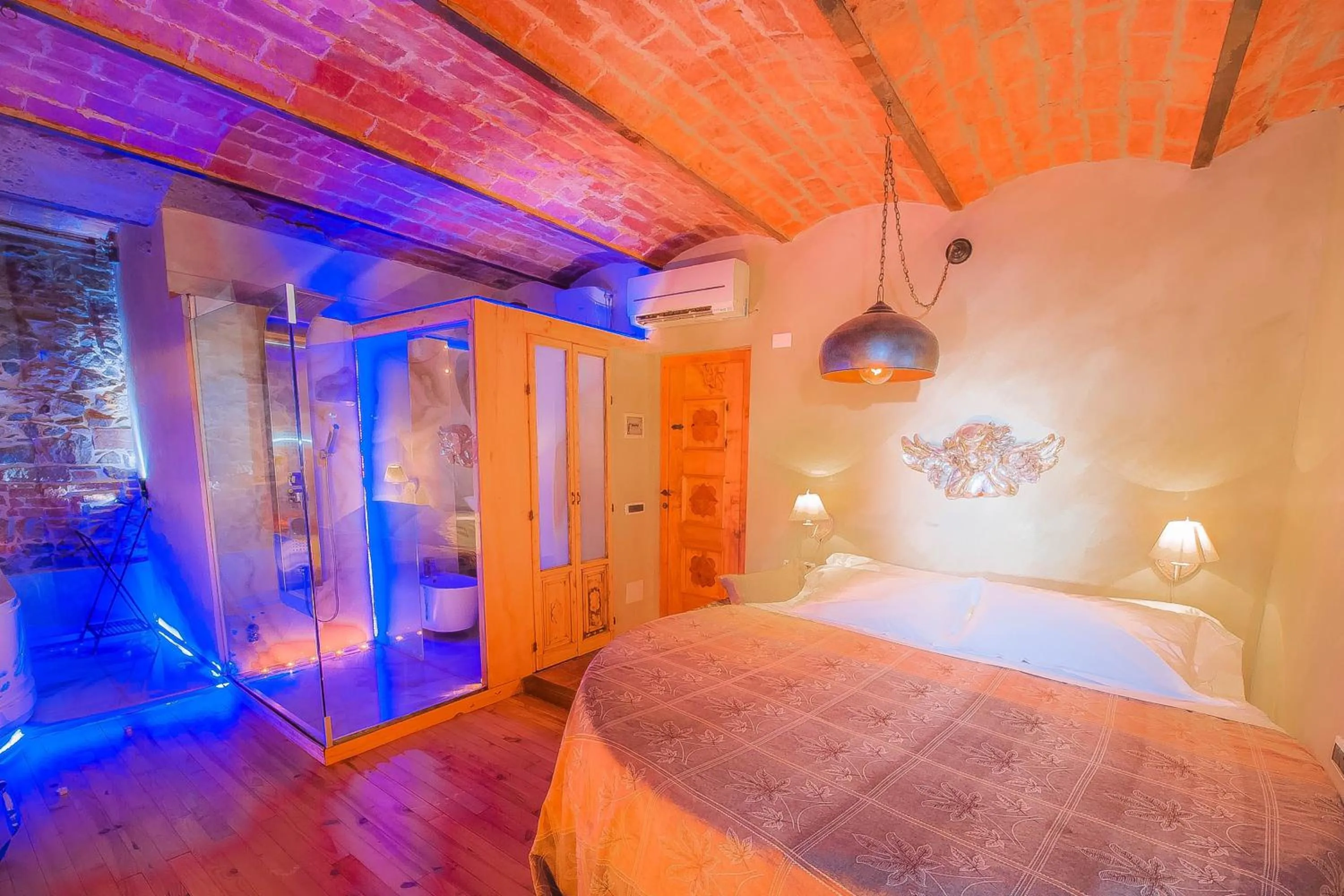 Photo of the whole room, Bed in Castello di Montalbano