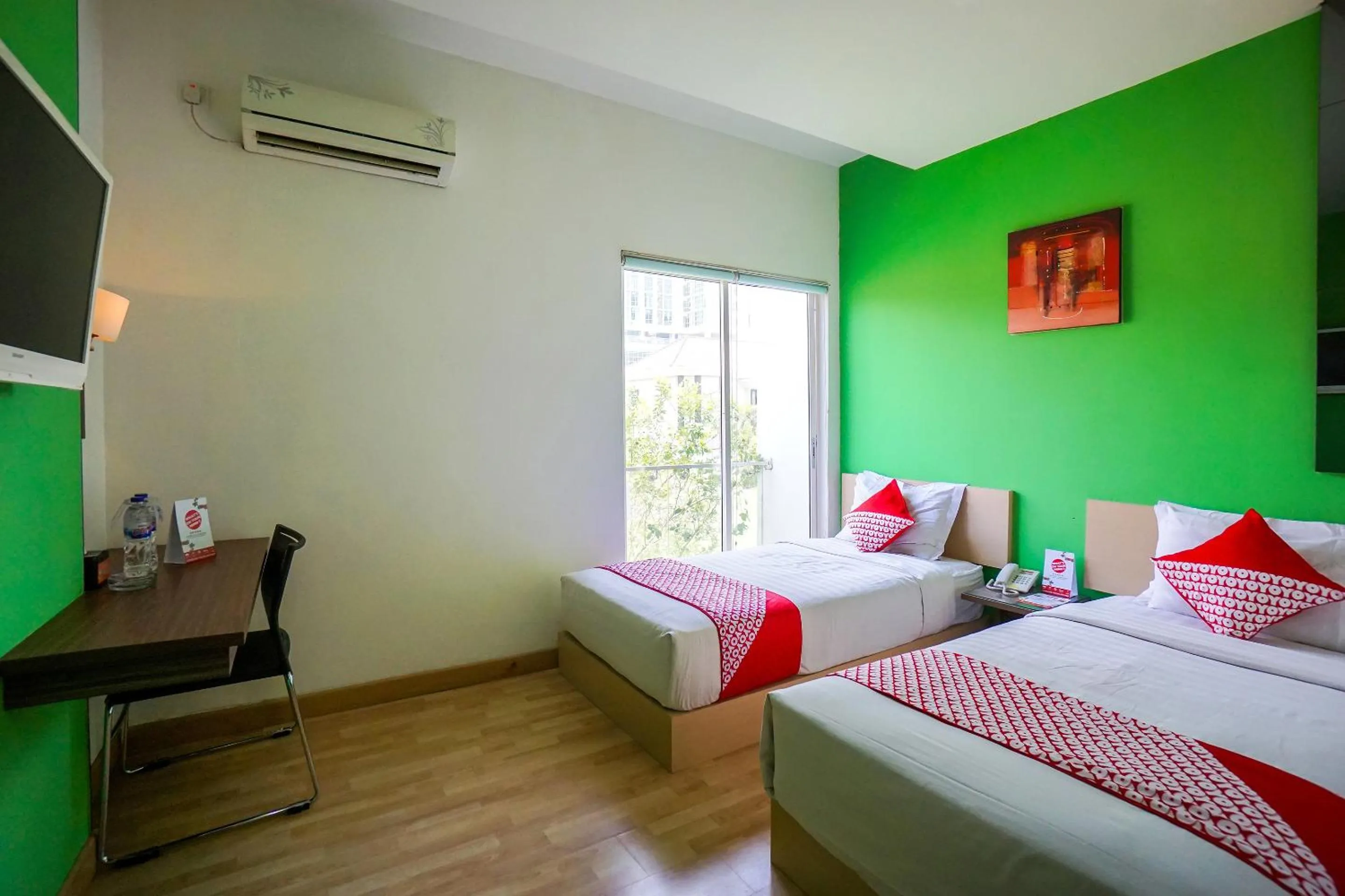 Bedroom, Bed in De Nearby Hotel