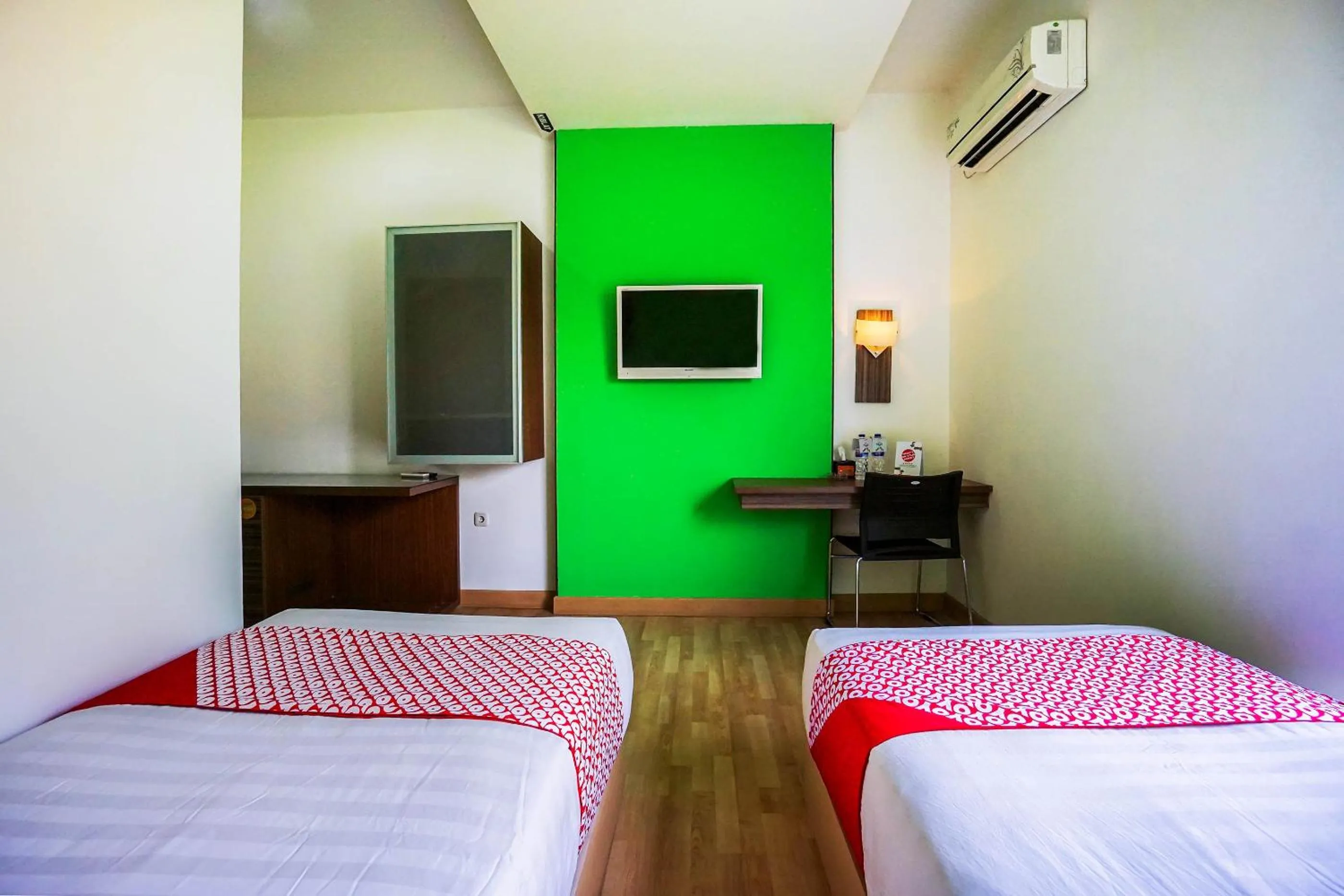 Bedroom, TV/Entertainment Center in De Nearby Hotel