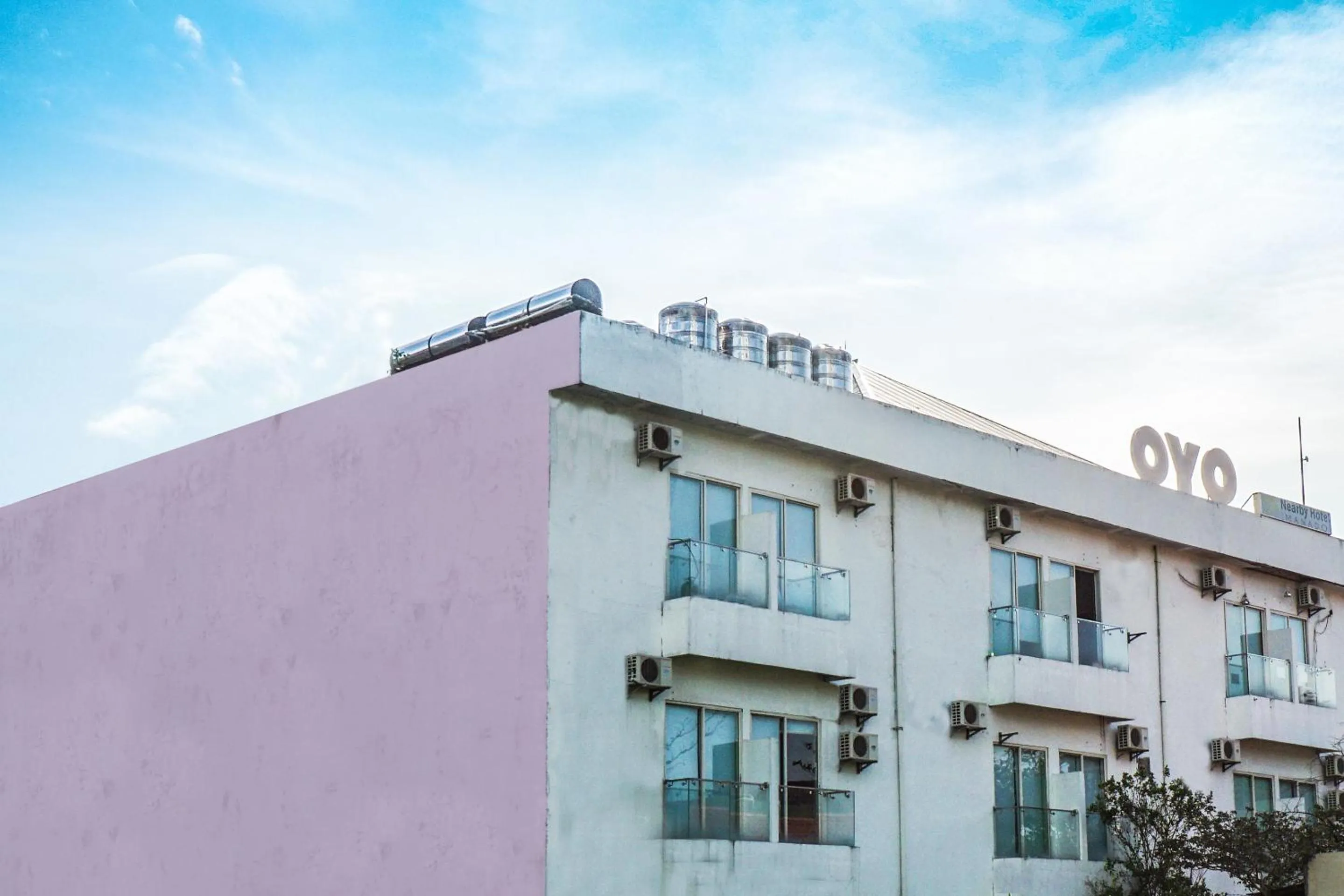 Facade/entrance, Property Building in De Nearby Hotel