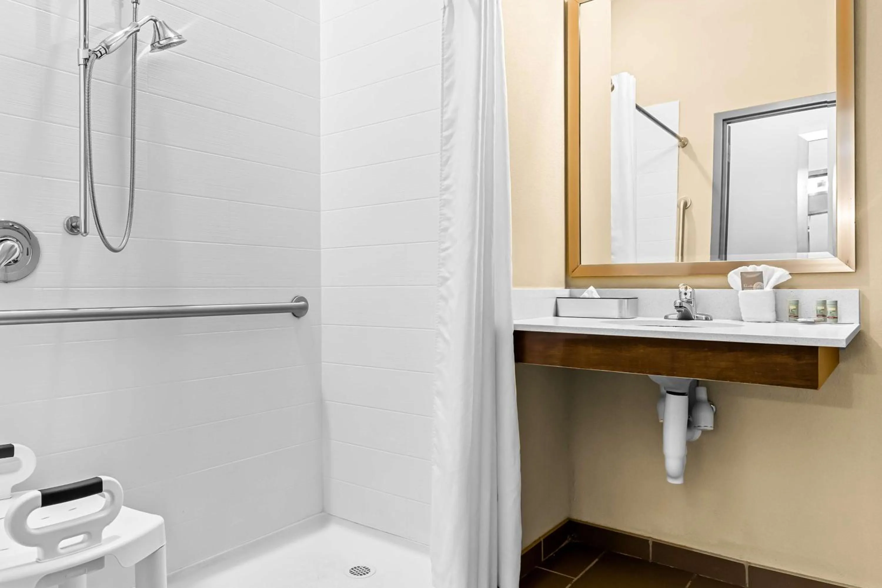 Bathroom in Best Western St. Louis Airport North Hotel & Suites