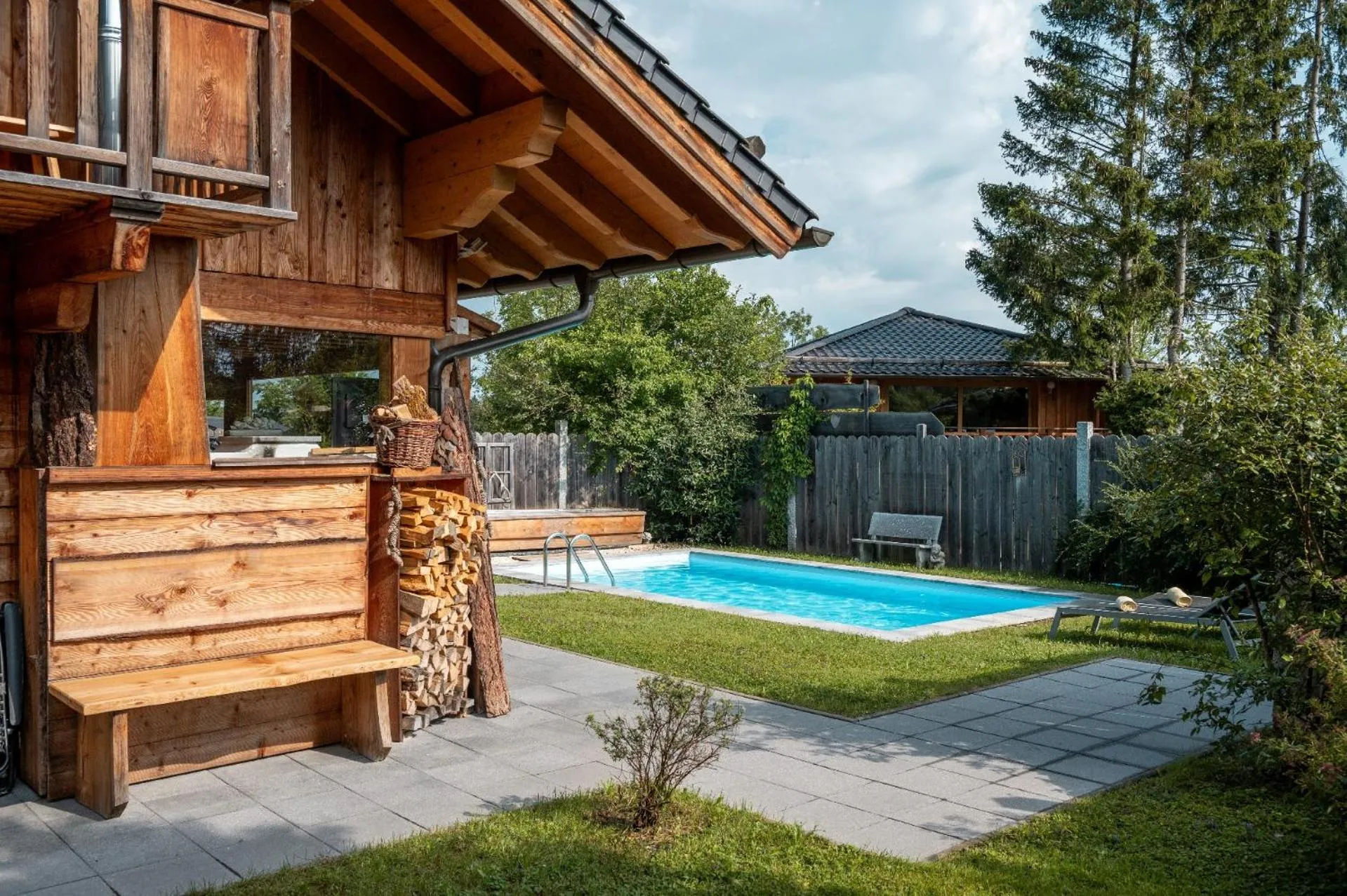 Swimming pool in Bayern Chalets bei Salzburg und Berchtesgaden mit Whirlpool und Sauna
