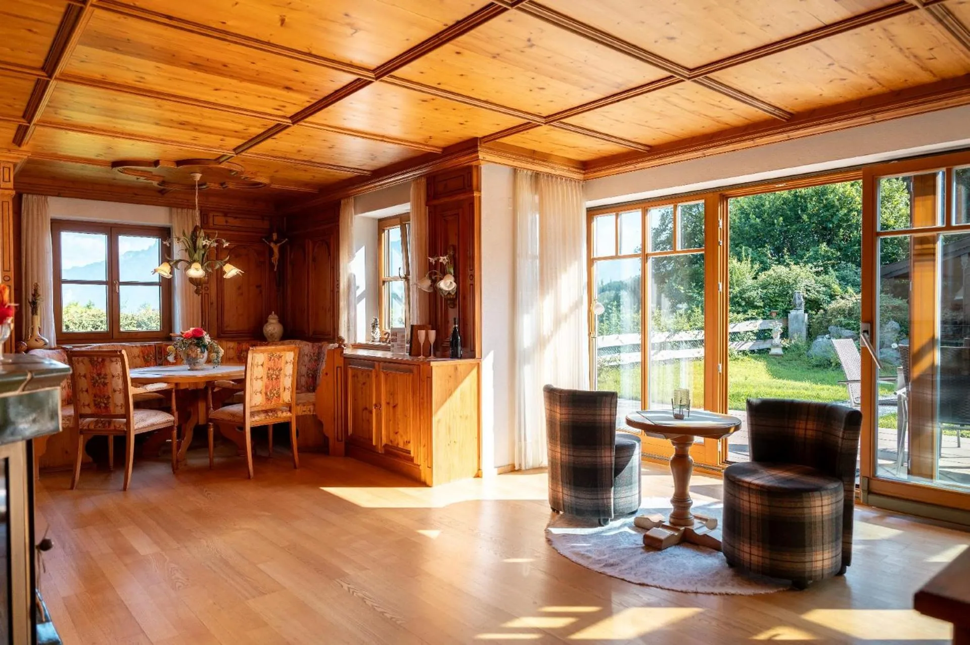 Living room in Bayern Chalets bei Salzburg und Berchtesgaden mit Whirlpool und Sauna