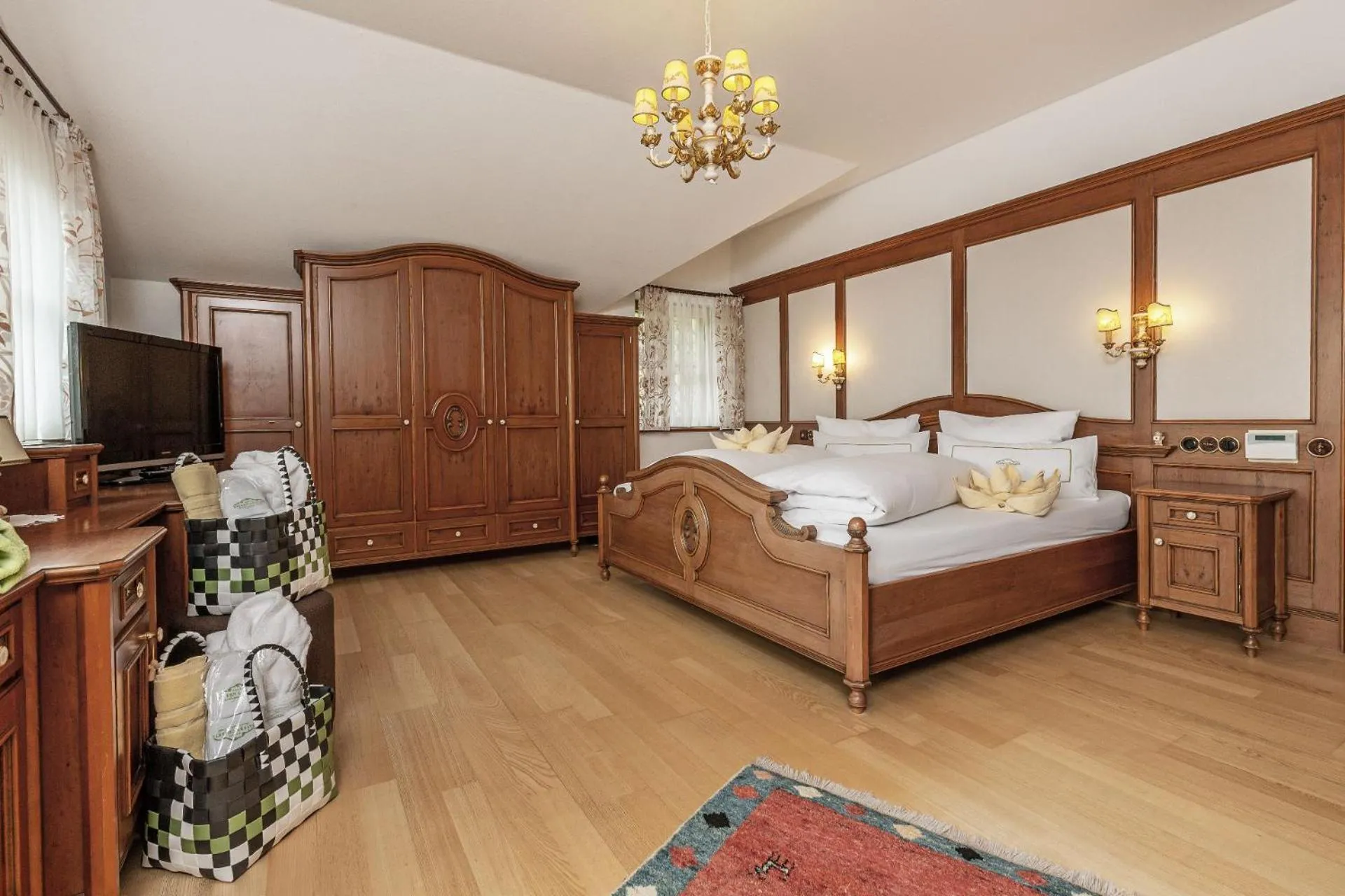 Bedroom, Bed in Bayern Chalets bei Salzburg und Berchtesgaden mit Whirlpool und Sauna