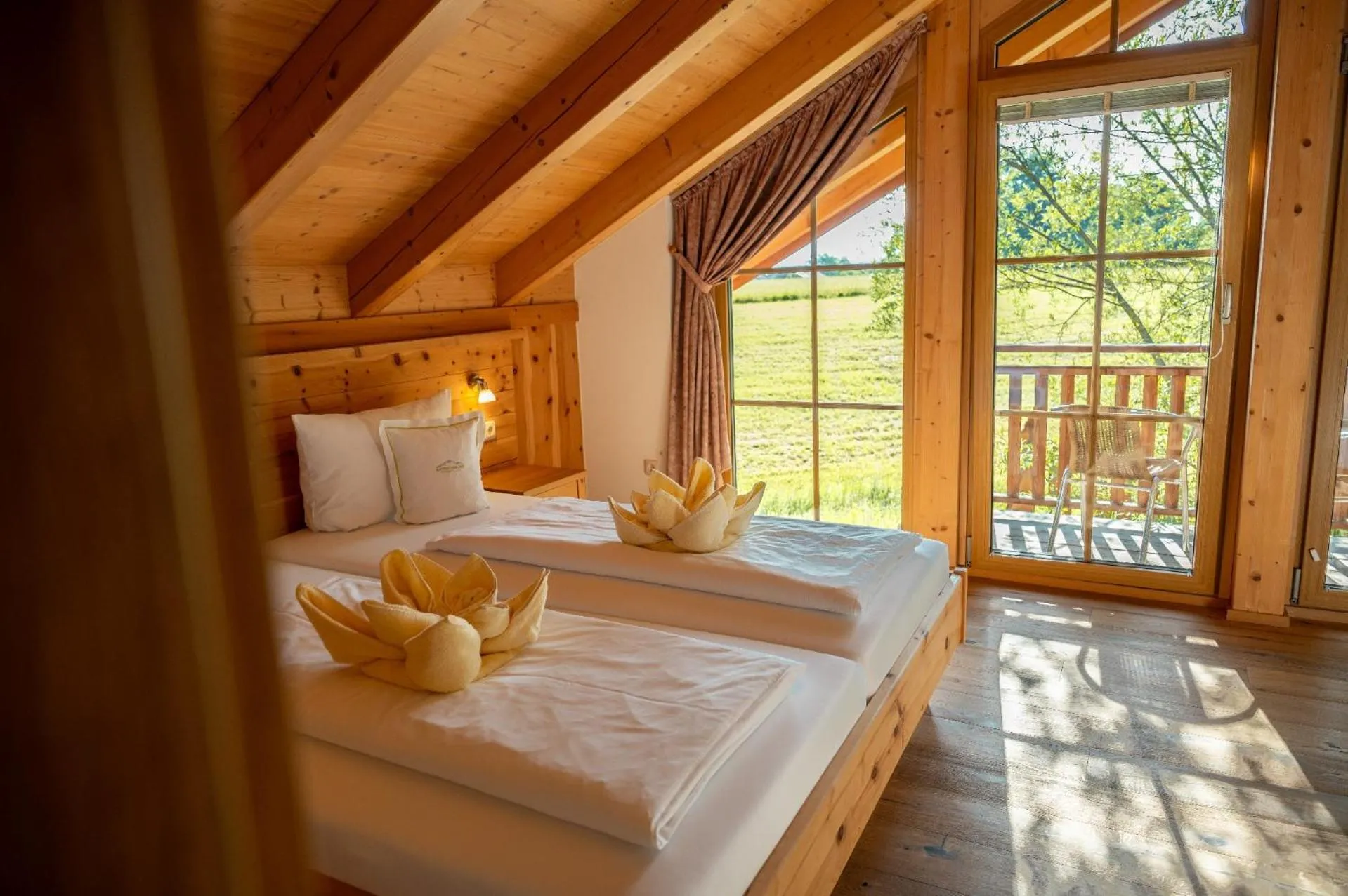 Bedroom, Bed in Bayern Chalets bei Salzburg und Berchtesgaden mit Whirlpool und Sauna