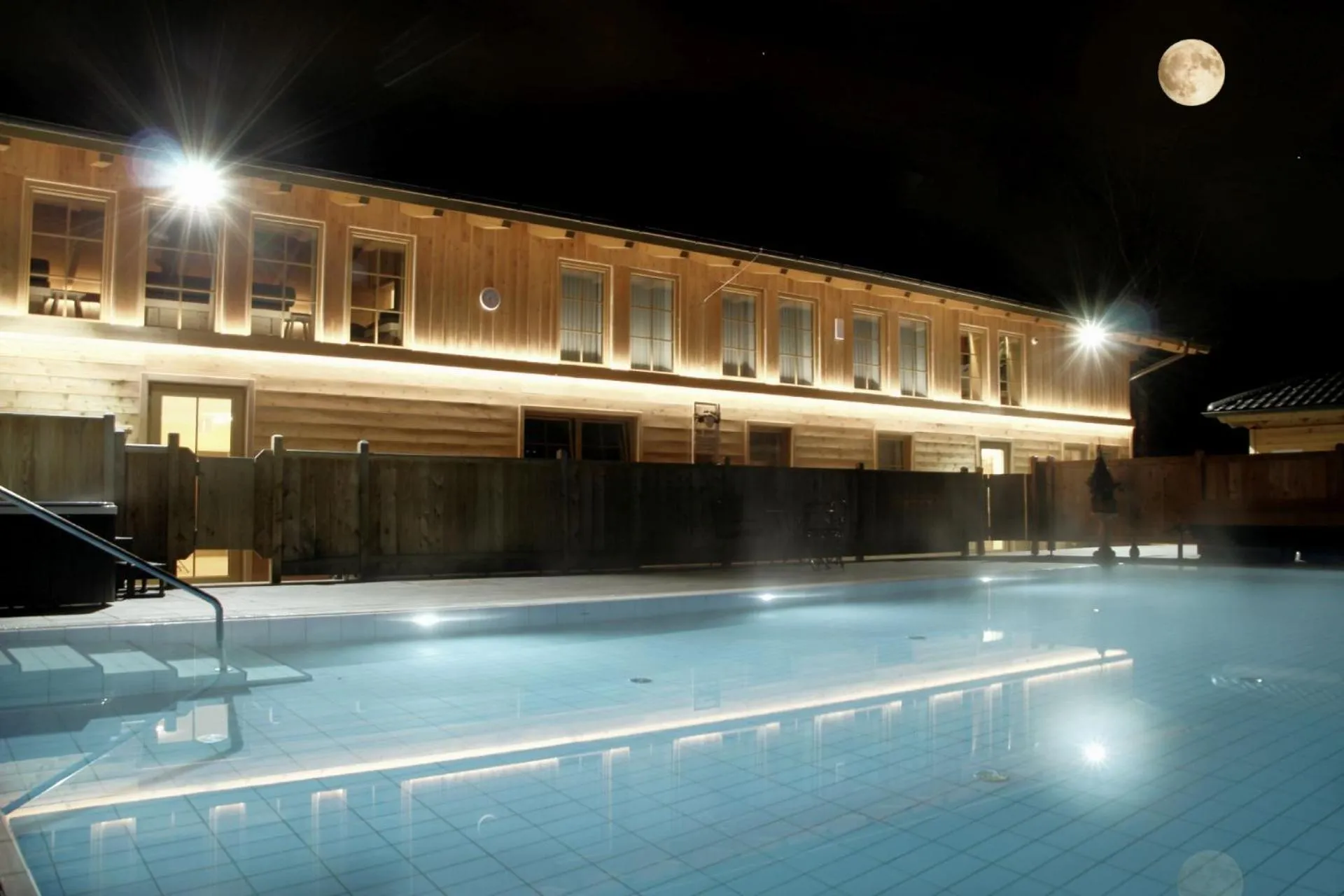 Swimming pool in Bayern Chalets bei Salzburg und Berchtesgaden mit Whirlpool und Sauna