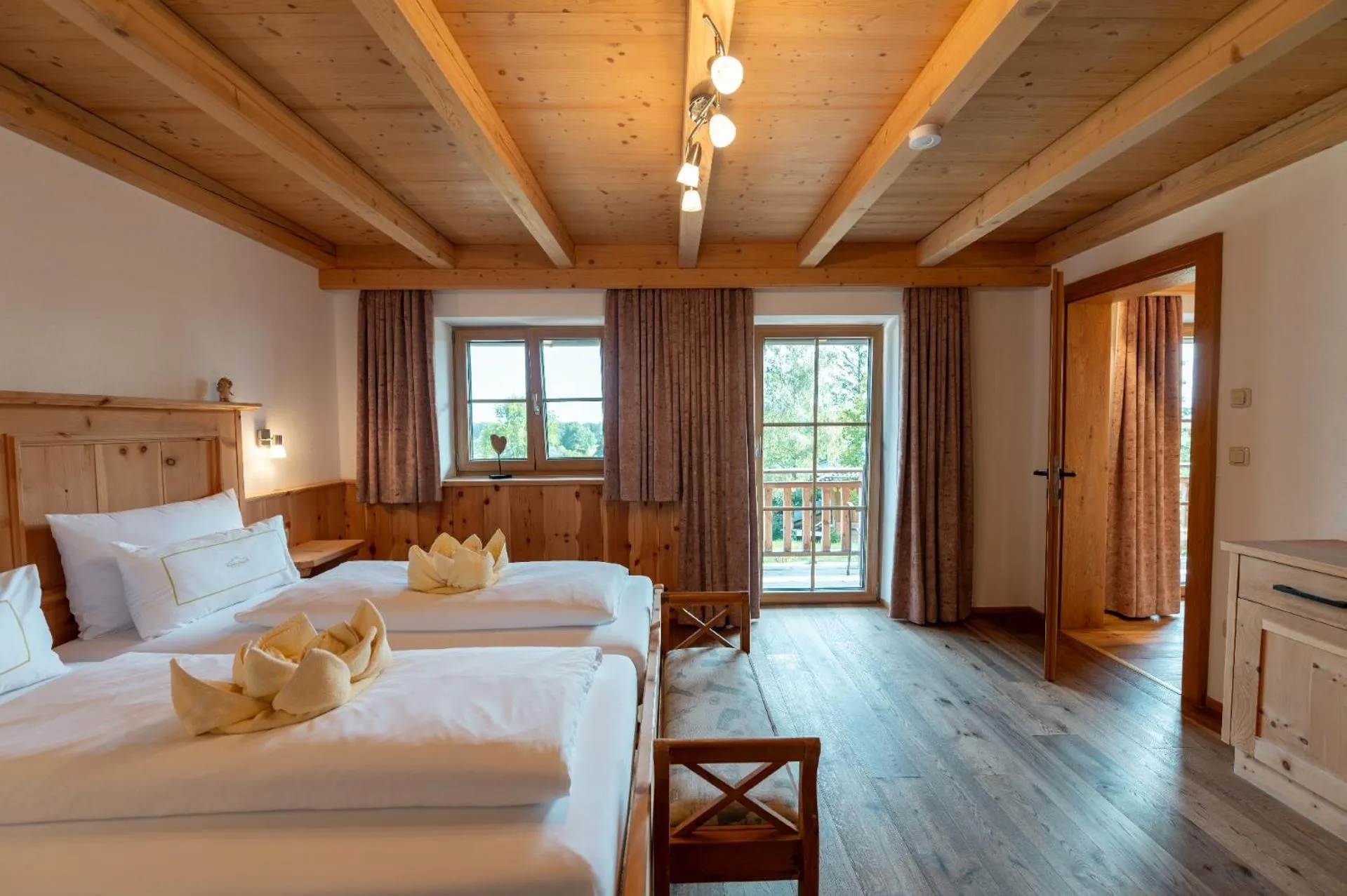 Bedroom, Bed in Bayern Chalets bei Salzburg und Berchtesgaden mit Whirlpool und Sauna