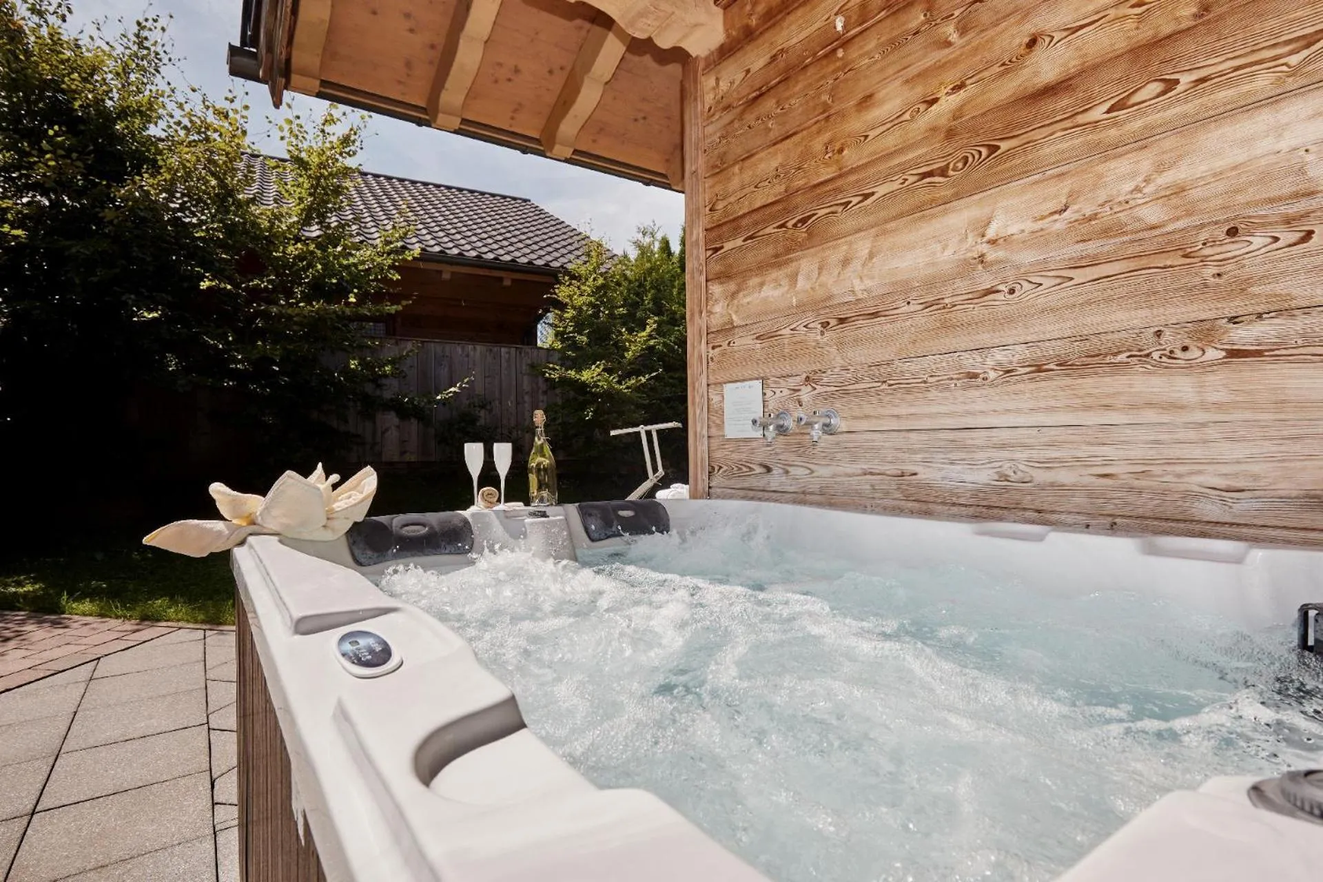 Hot Tub in Bayern Chalets bei Salzburg und Berchtesgaden mit Whirlpool und Sauna