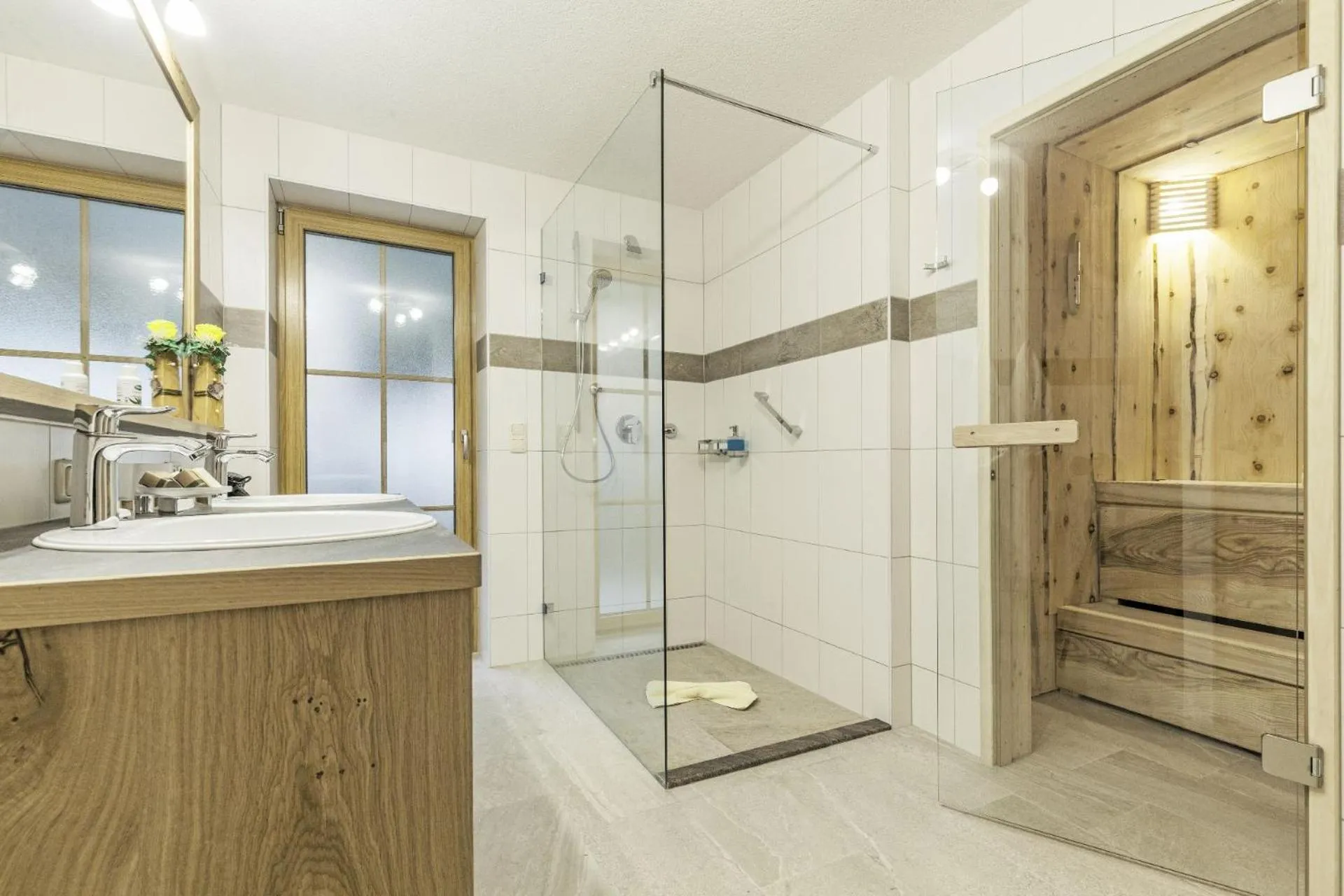 Bathroom in Bayern Chalets bei Salzburg und Berchtesgaden mit Whirlpool und Sauna