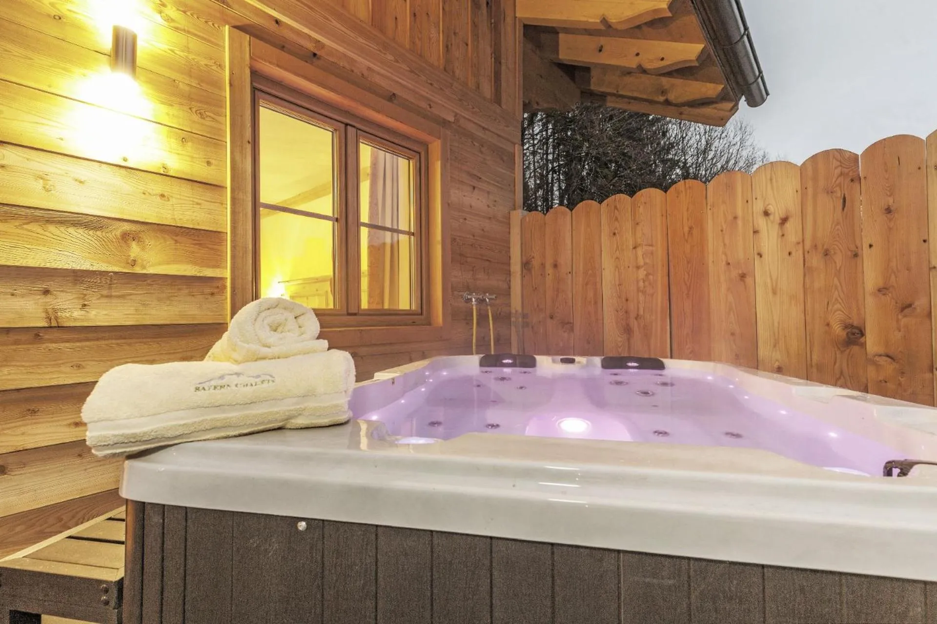 Hot Tub in Bayern Chalets bei Salzburg und Berchtesgaden mit Whirlpool und Sauna