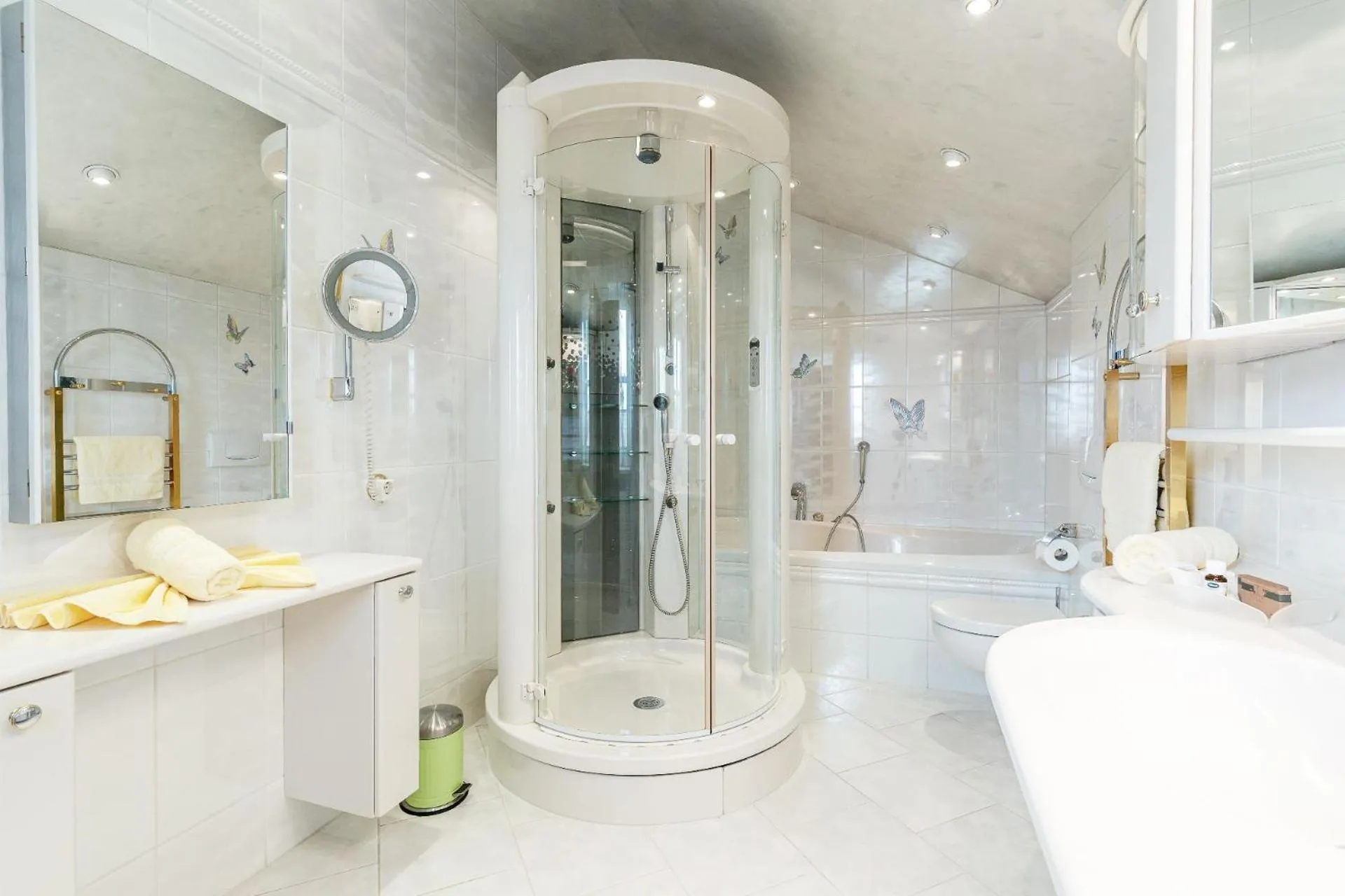 Bathroom in Bayern Chalets bei Salzburg und Berchtesgaden mit Whirlpool und Sauna