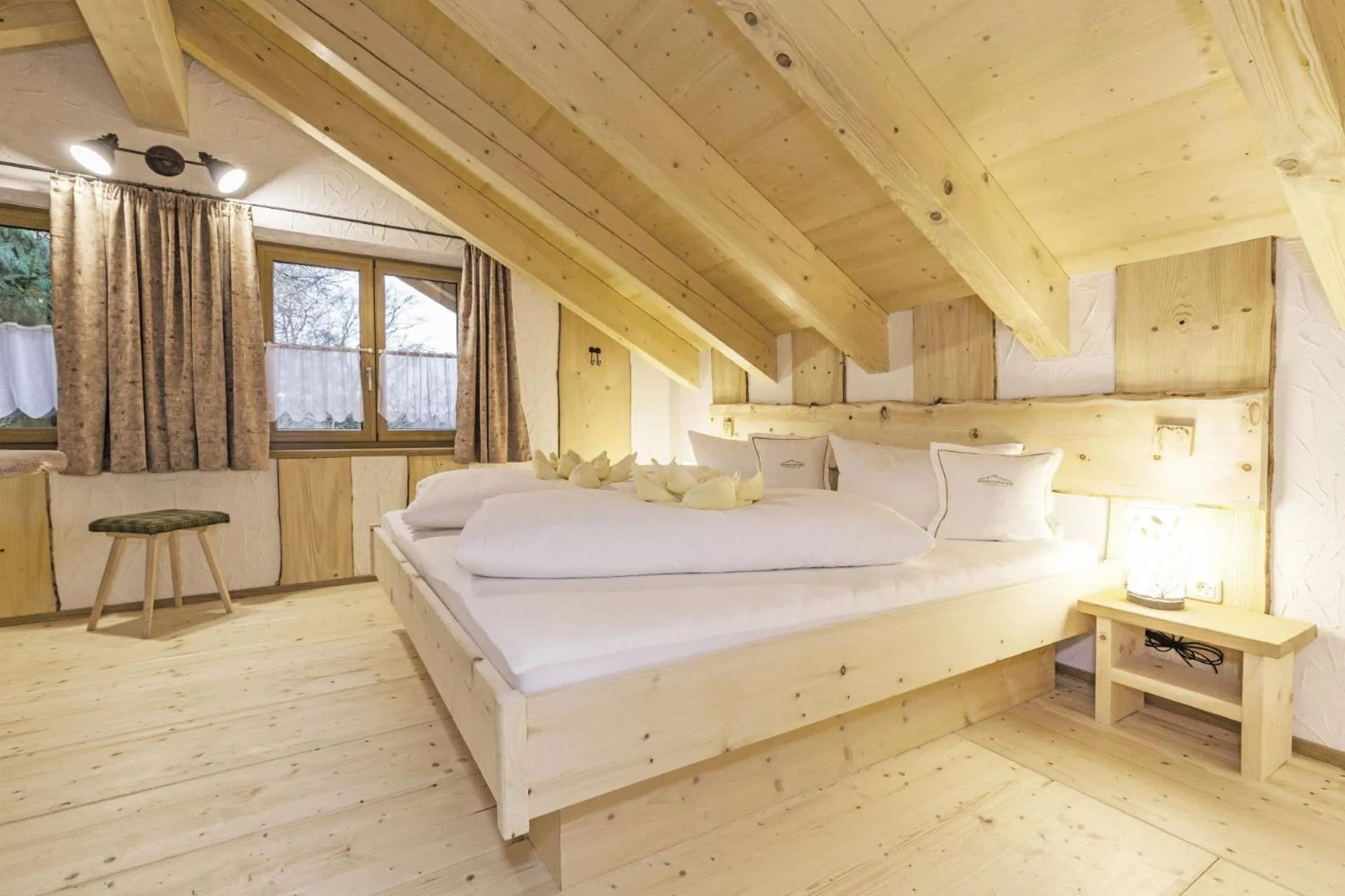 Bed in Bayern Chalets bei Salzburg und Berchtesgaden mit Whirlpool und Sauna