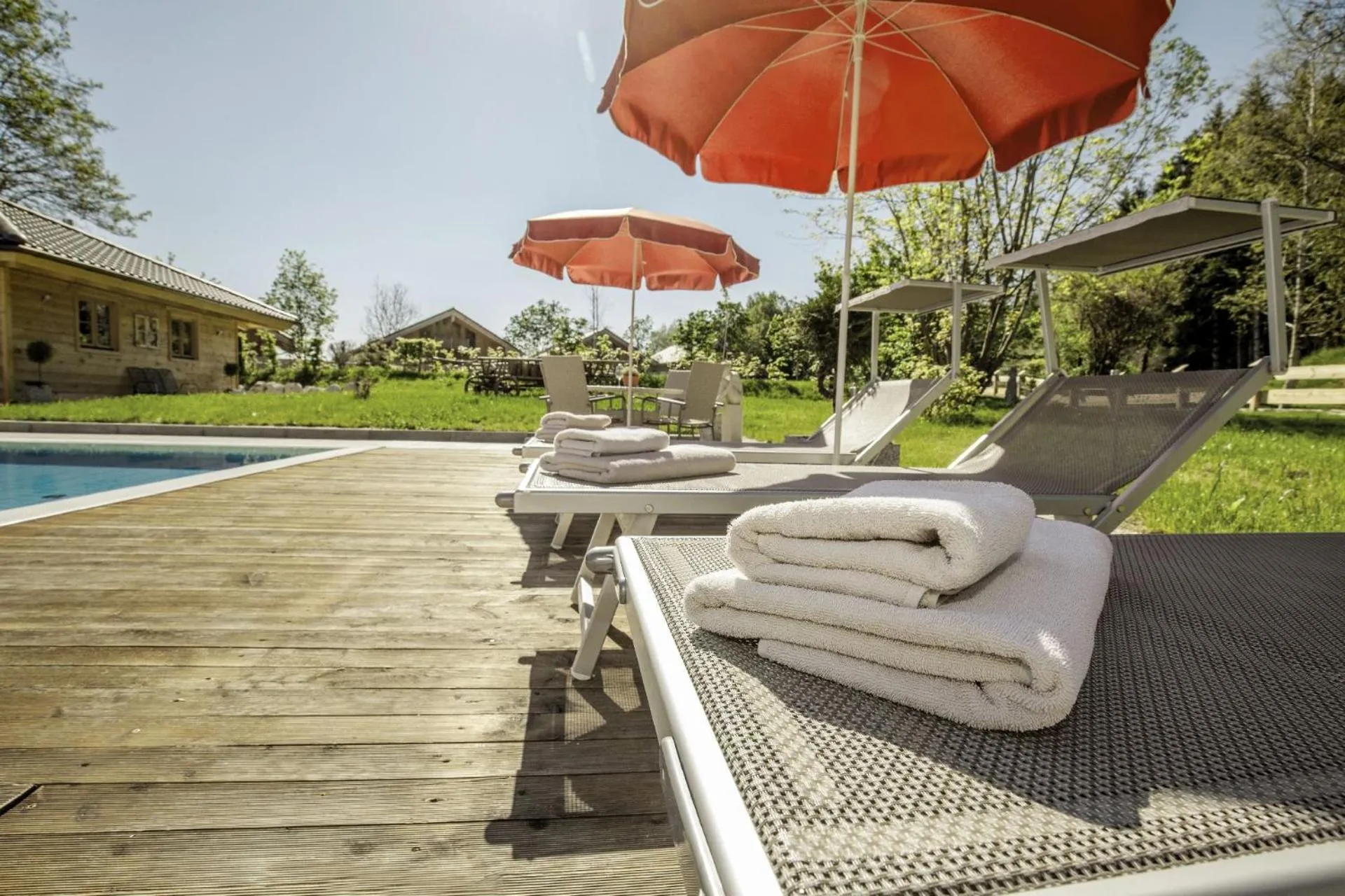 Swimming pool in Bayern Chalets bei Salzburg und Berchtesgaden mit Whirlpool und Sauna