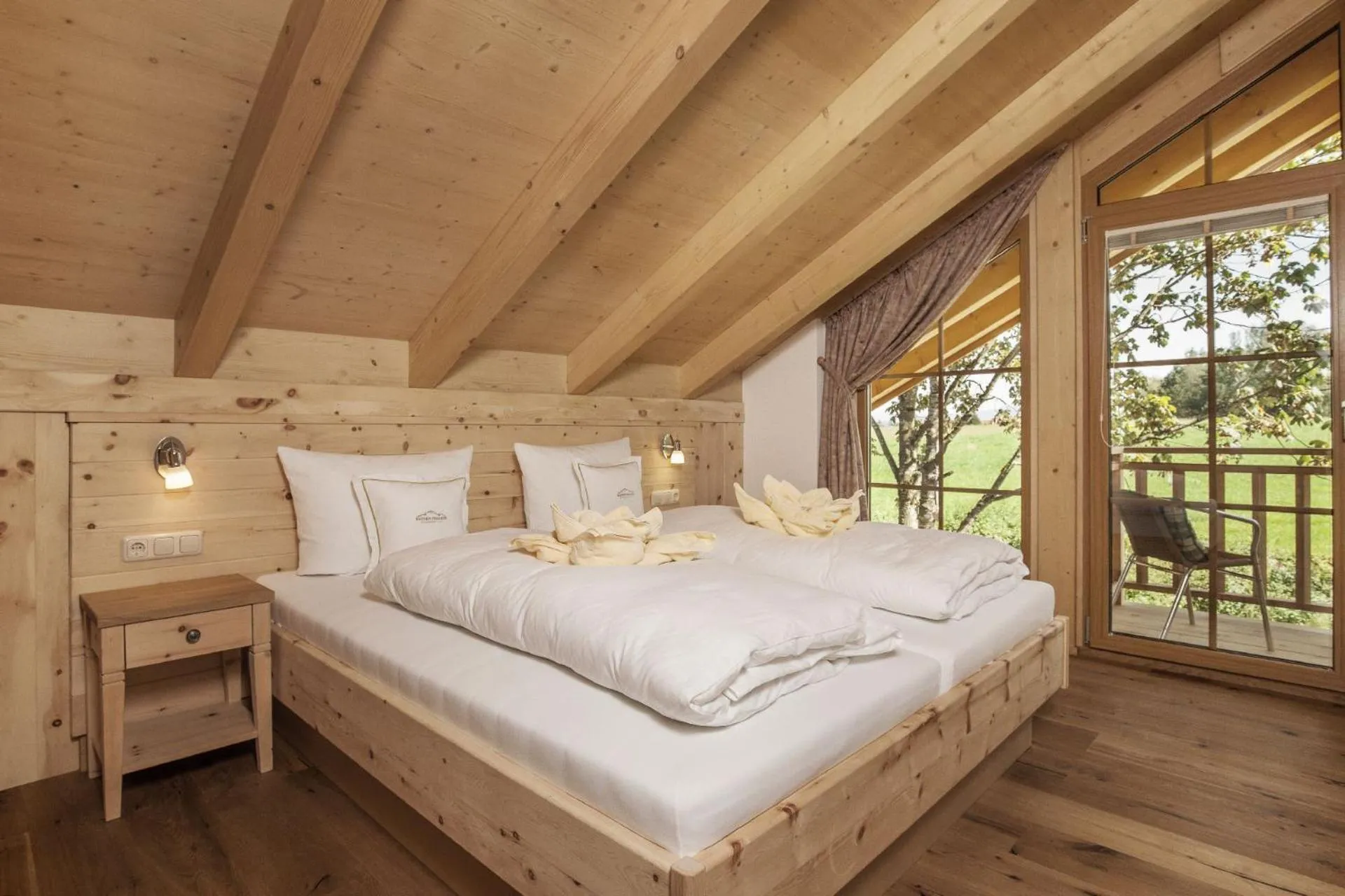 Bedroom, Bed in Bayern Chalets bei Salzburg und Berchtesgaden mit Whirlpool und Sauna