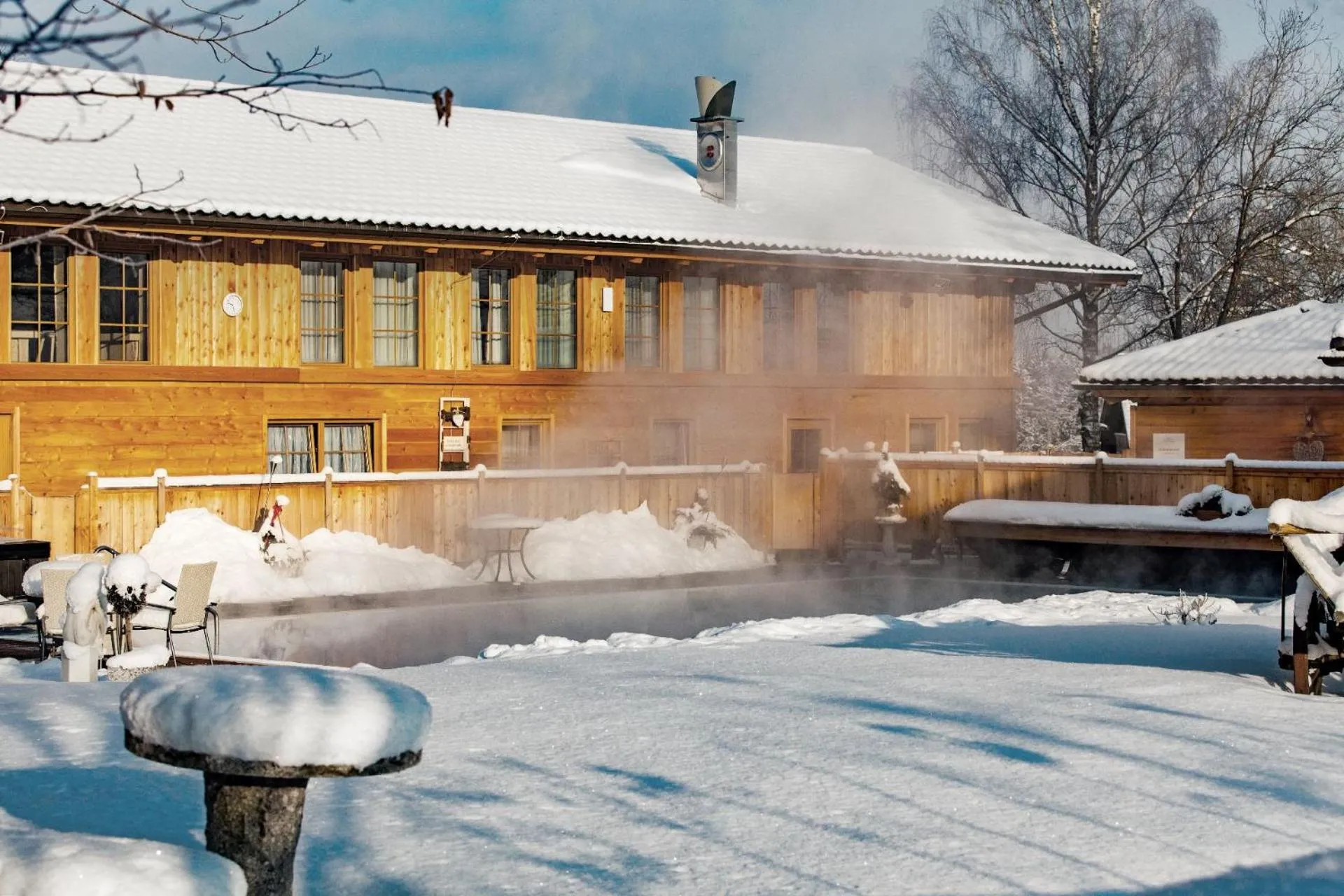 Swimming pool in Bayern Chalets bei Salzburg und Berchtesgaden mit Whirlpool und Sauna