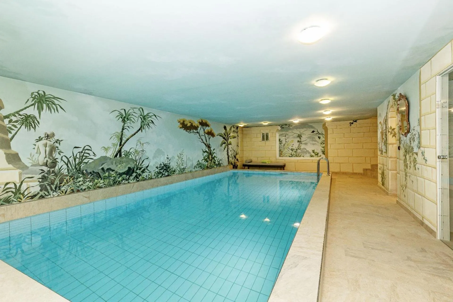 Pool view in Bayern Chalets bei Salzburg und Berchtesgaden mit Whirlpool und Sauna