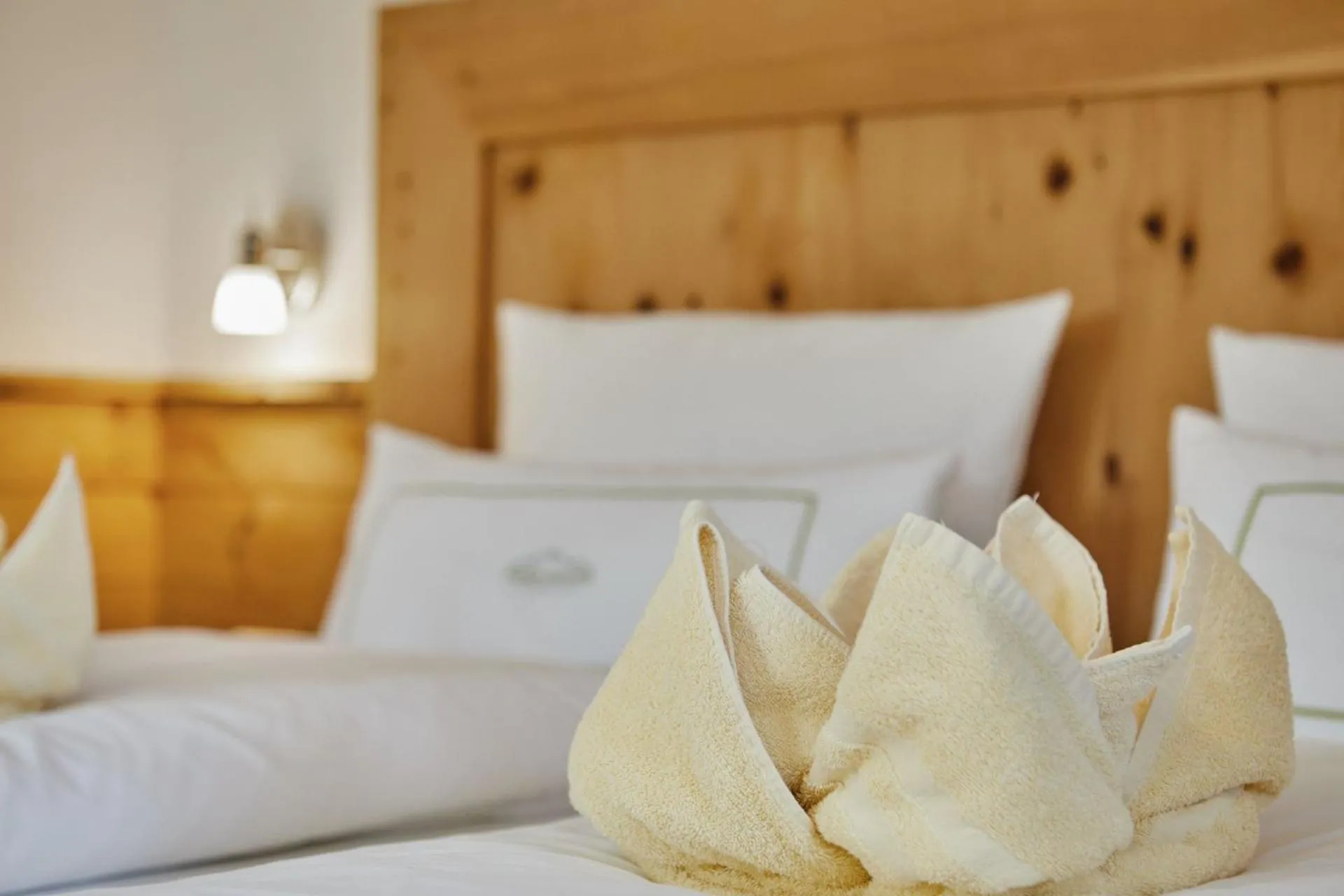 Bed in Bayern Chalets bei Salzburg und Berchtesgaden mit Whirlpool und Sauna