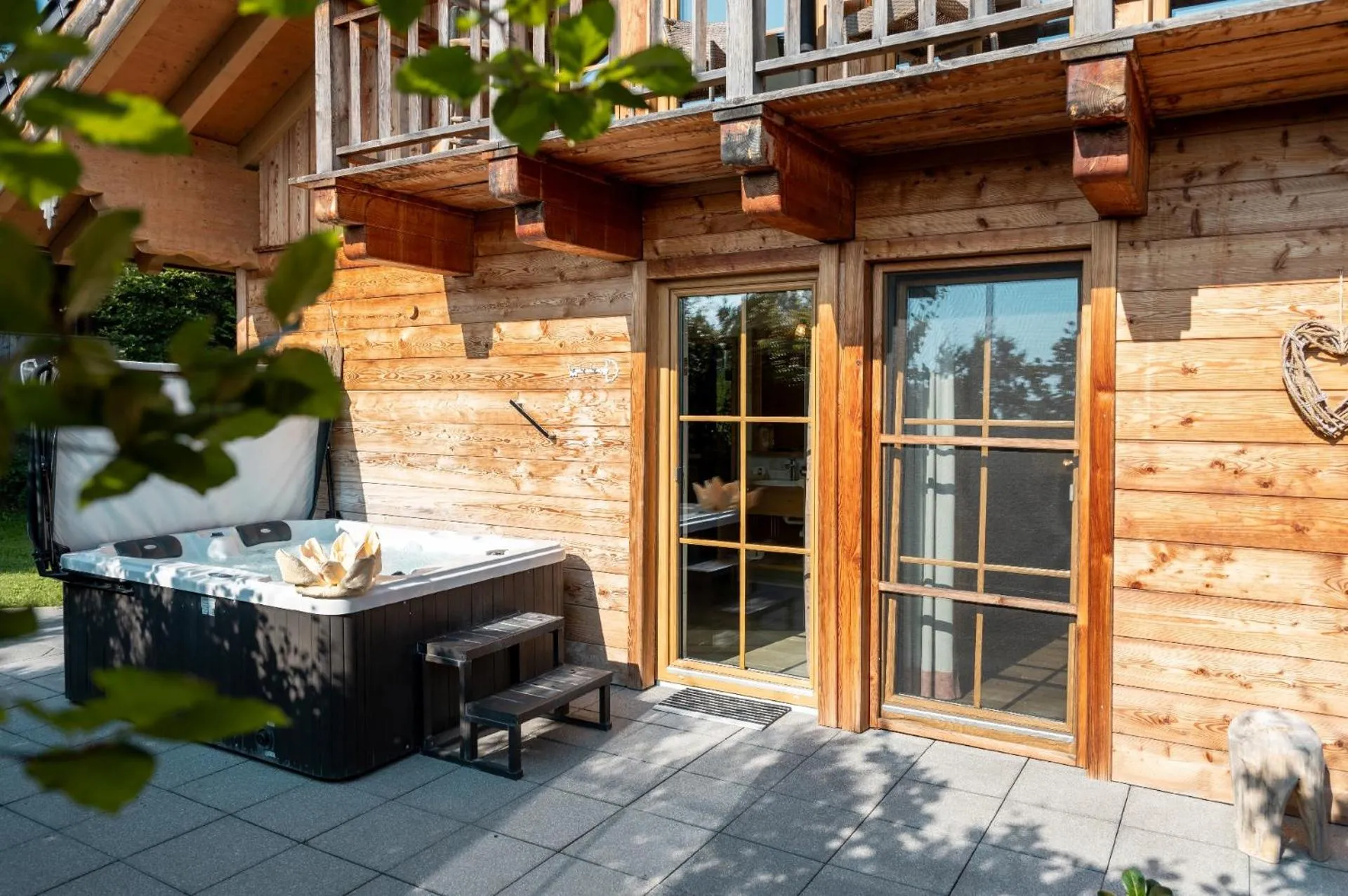 Hot Tub in Bayern Chalets bei Salzburg und Berchtesgaden mit Whirlpool und Sauna