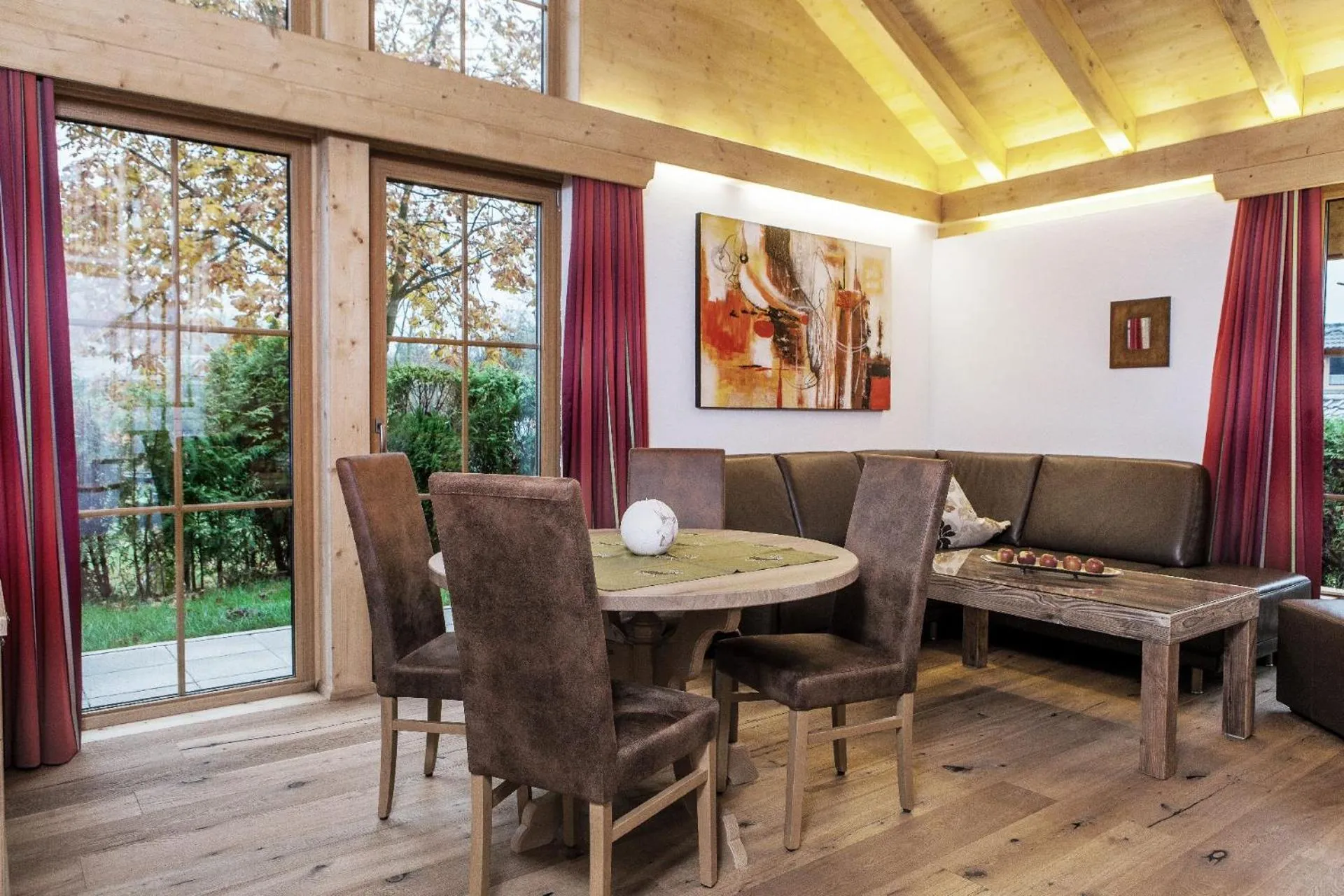 Dining area in Bayern Chalets bei Salzburg und Berchtesgaden mit Whirlpool und Sauna