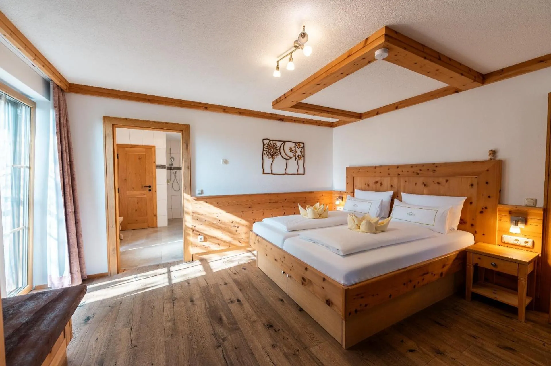 Bedroom, Bed in Bayern Chalets bei Salzburg und Berchtesgaden mit Whirlpool und Sauna