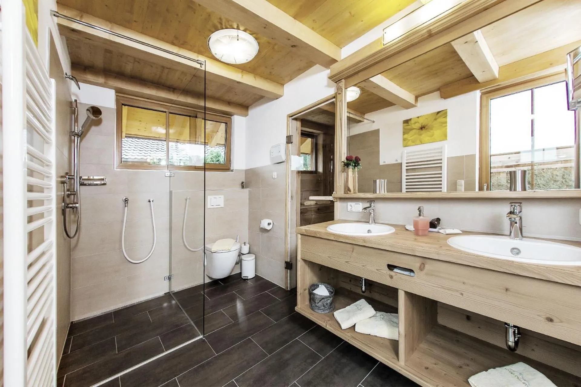 Toilet in Bayern Chalets bei Salzburg und Berchtesgaden mit Whirlpool und Sauna