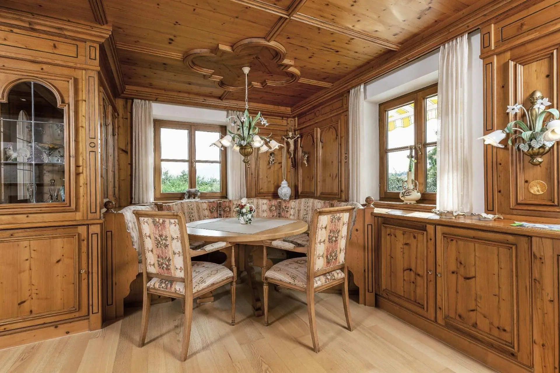 Dining area in Bayern Chalets bei Salzburg und Berchtesgaden mit Whirlpool und Sauna