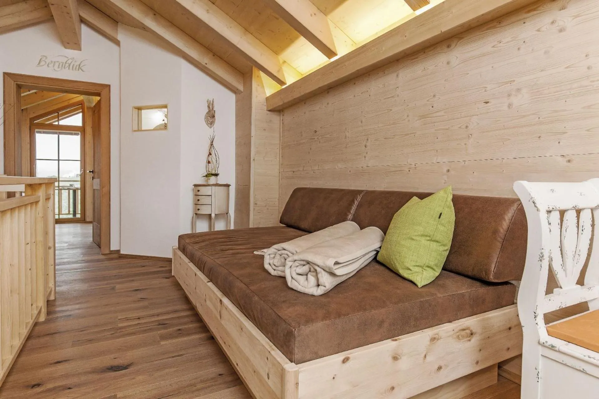 Living room, Bed in Bayern Chalets bei Salzburg und Berchtesgaden mit Whirlpool und Sauna
