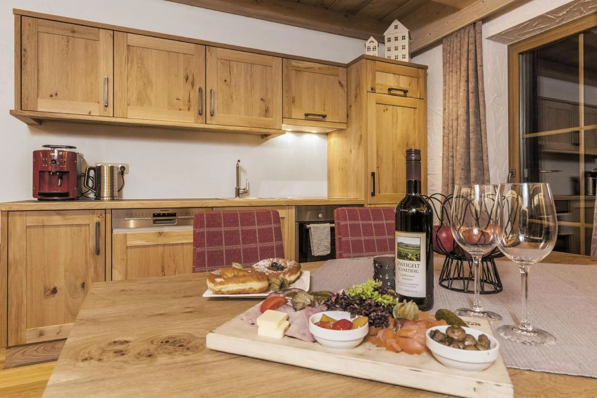 Kitchen or kitchenette in Bayern Chalets bei Salzburg und Berchtesgaden mit Whirlpool und Sauna
