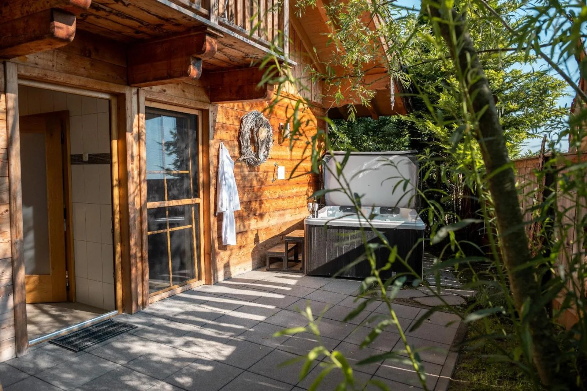 Hot Tub in Bayern Chalets bei Salzburg und Berchtesgaden mit Whirlpool und Sauna