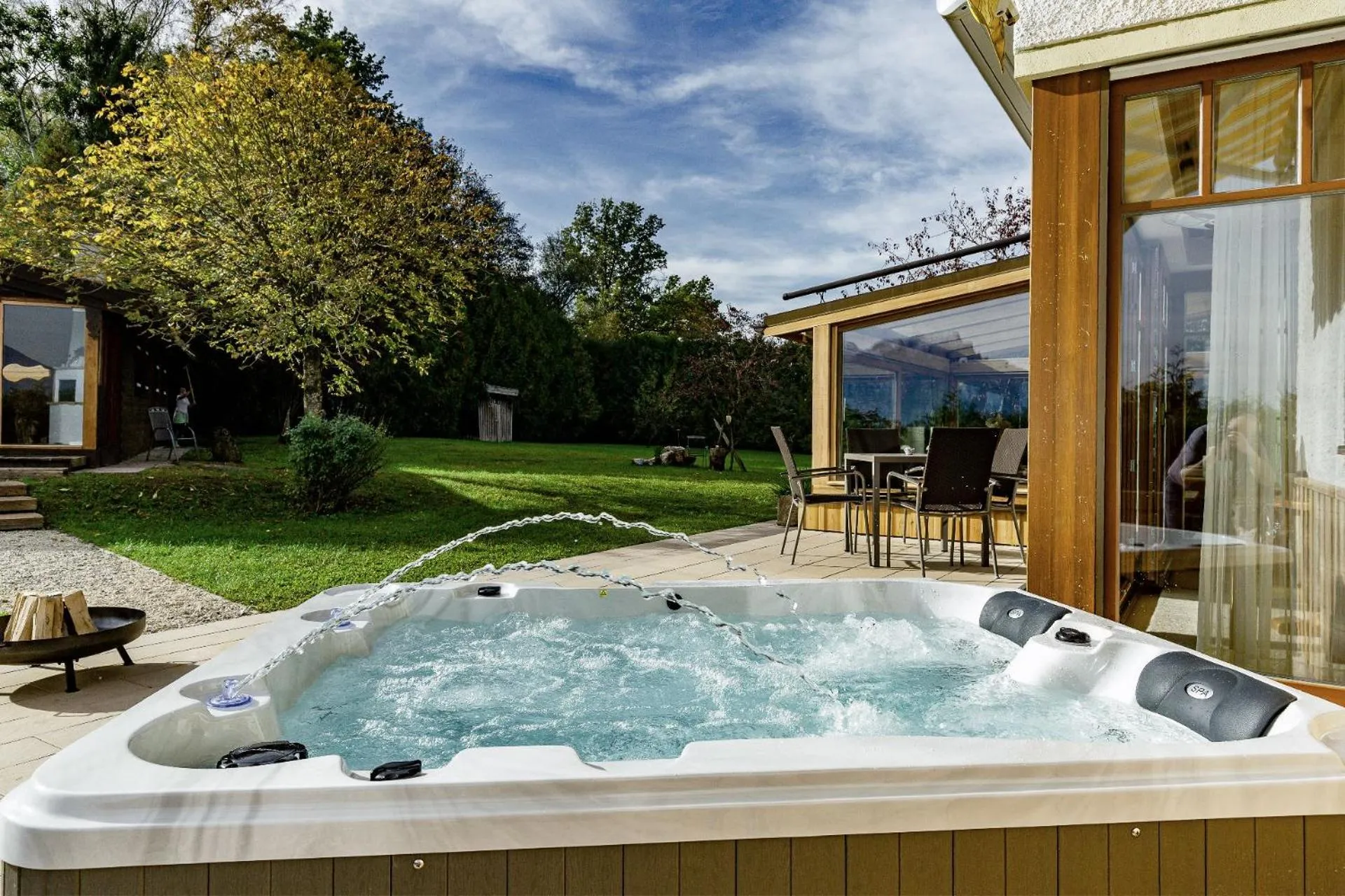 Hot Tub in Bayern Chalets bei Salzburg und Berchtesgaden mit Whirlpool und Sauna