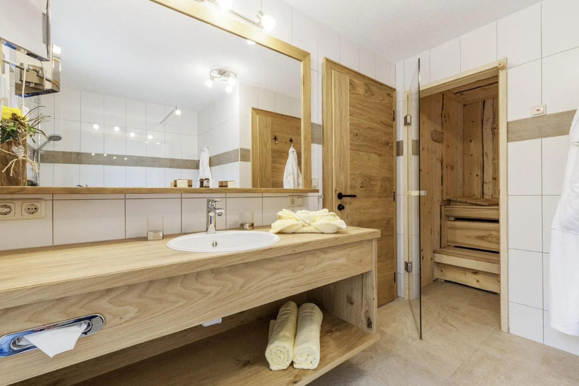 Toilet in Bayern Chalets bei Salzburg und Berchtesgaden mit Whirlpool und Sauna