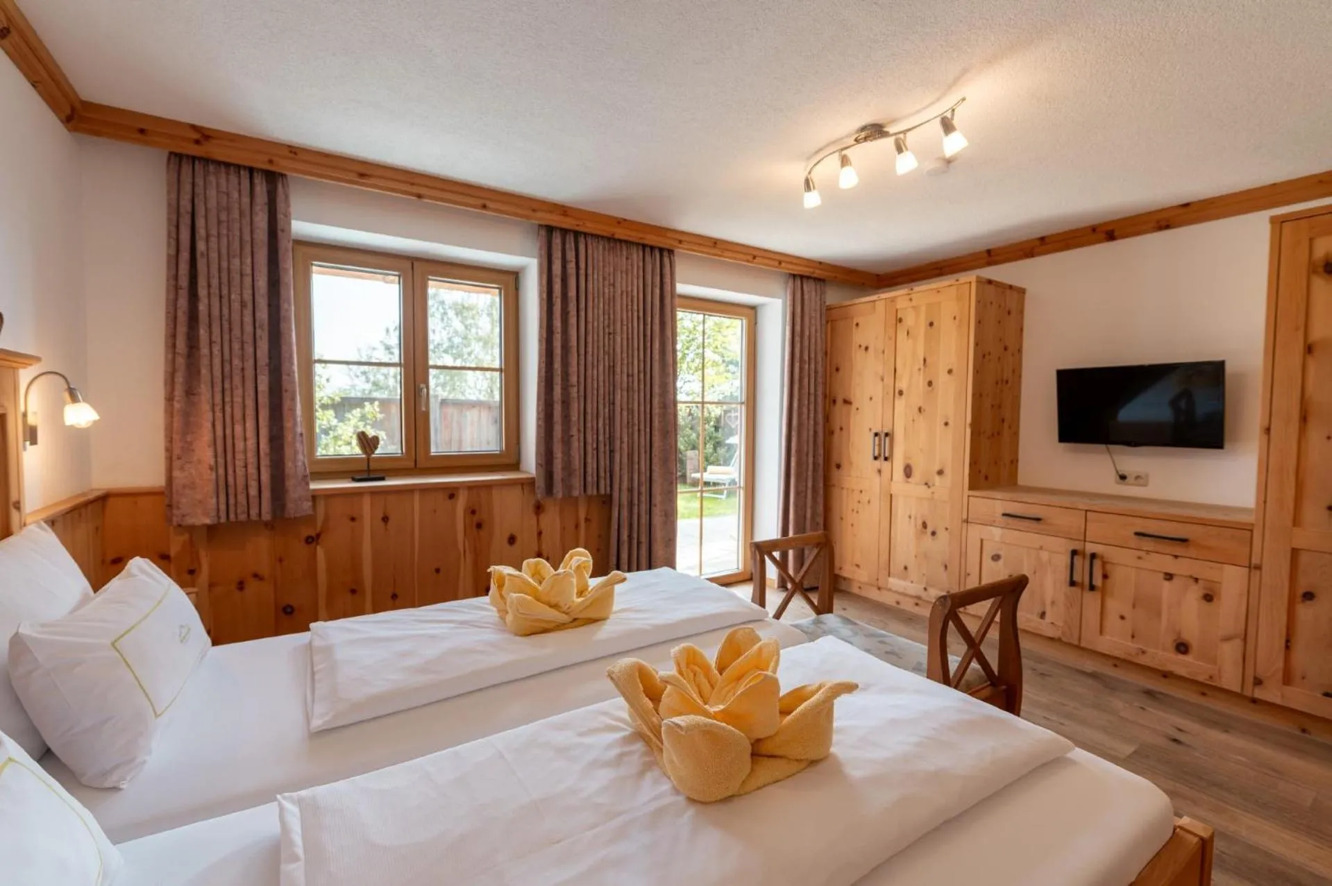 Bedroom, Bed in Bayern Chalets bei Salzburg und Berchtesgaden mit Whirlpool und Sauna