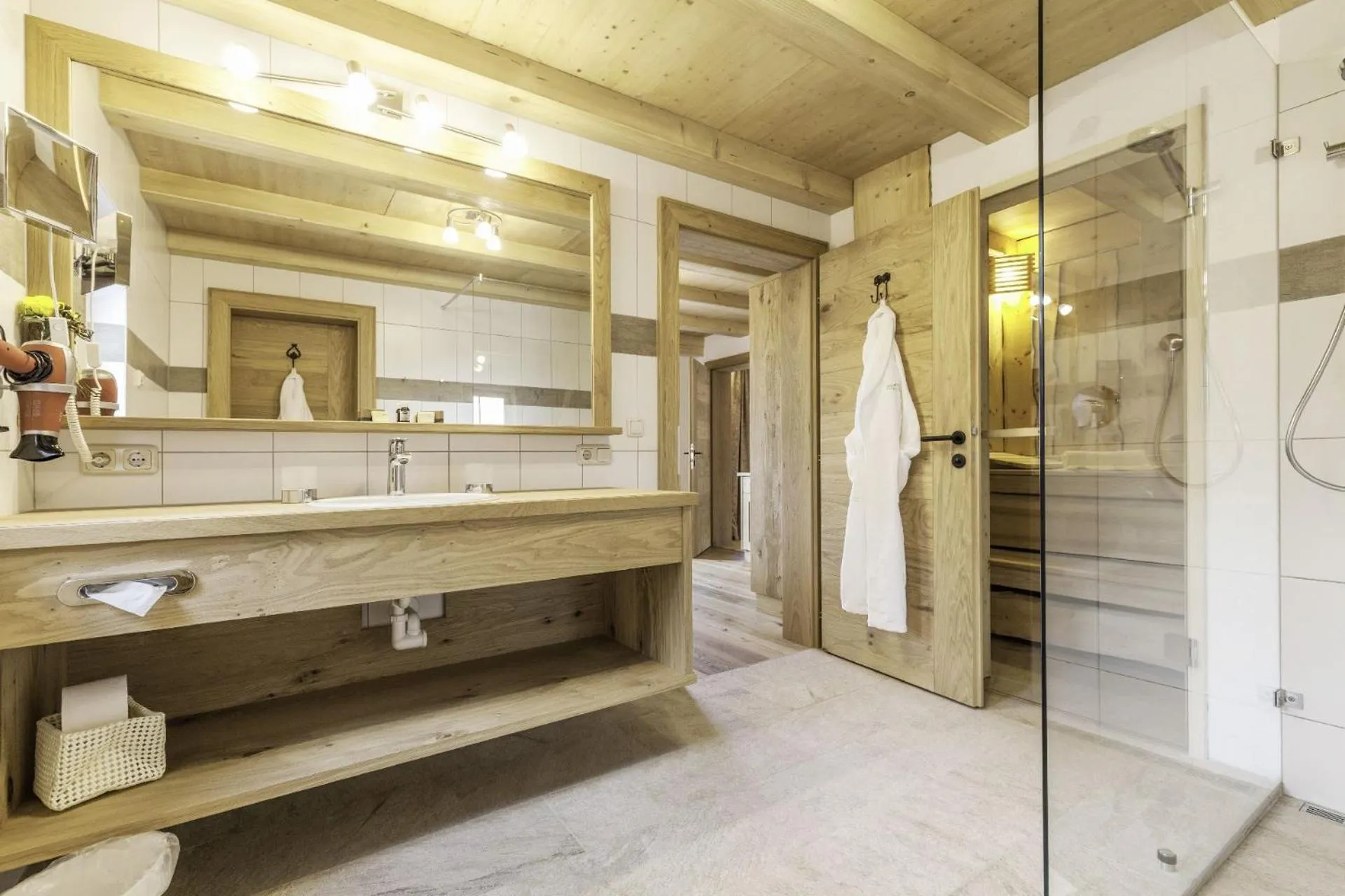 Bathroom in Bayern Chalets bei Salzburg und Berchtesgaden mit Whirlpool und Sauna