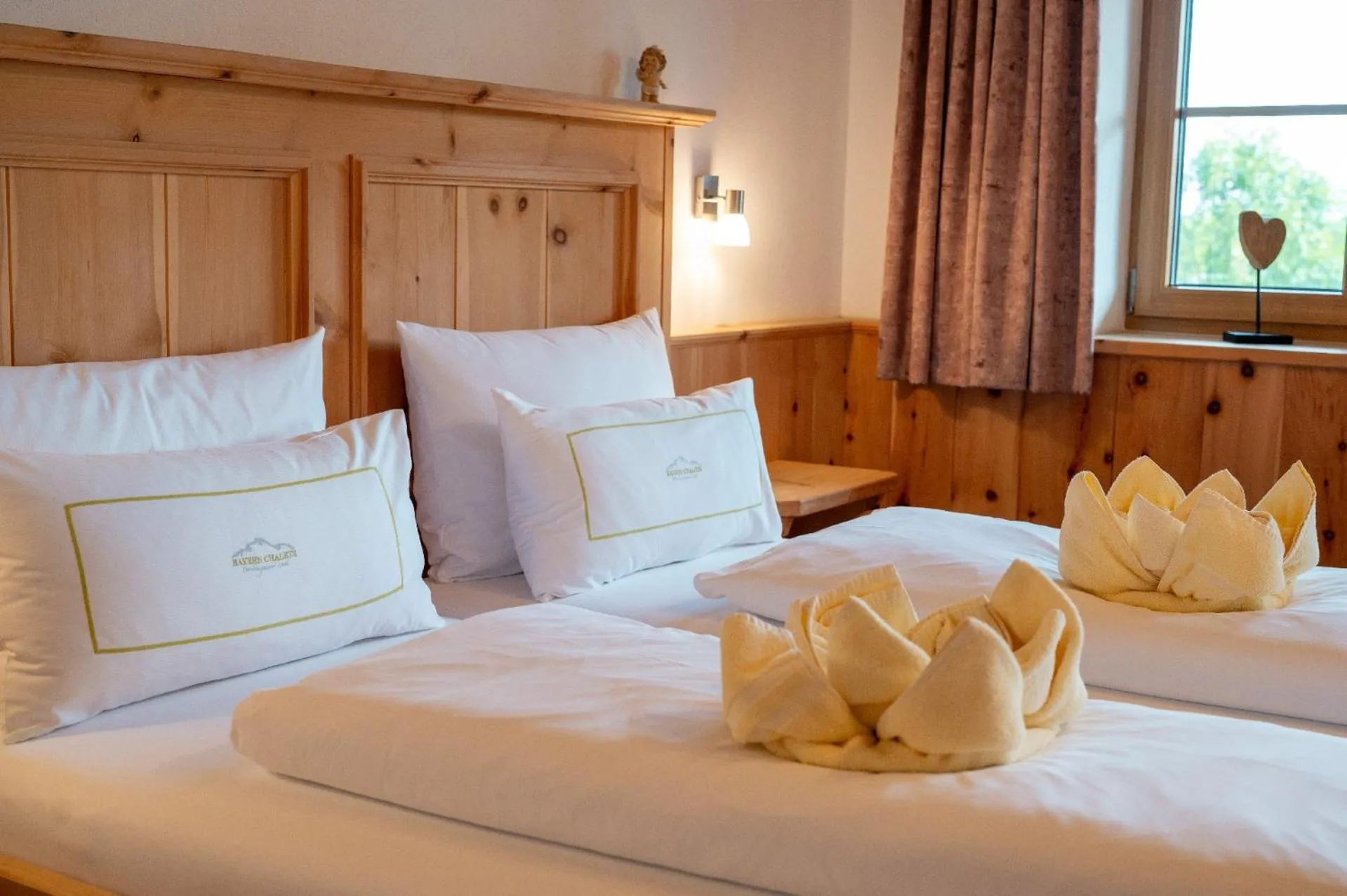 Bedroom, Bed in Bayern Chalets bei Salzburg und Berchtesgaden mit Whirlpool und Sauna