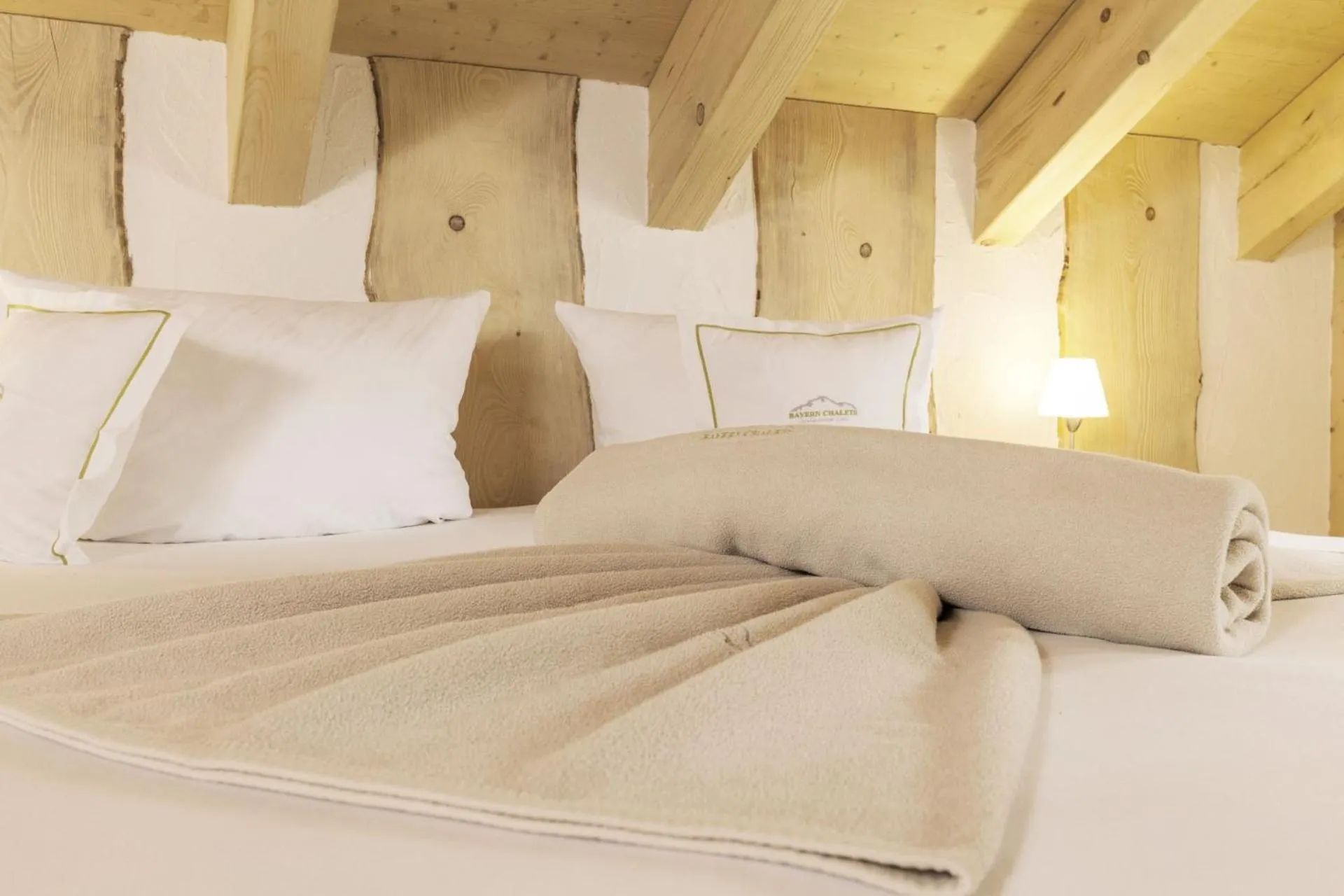 Bed in Bayern Chalets bei Salzburg und Berchtesgaden mit Whirlpool und Sauna