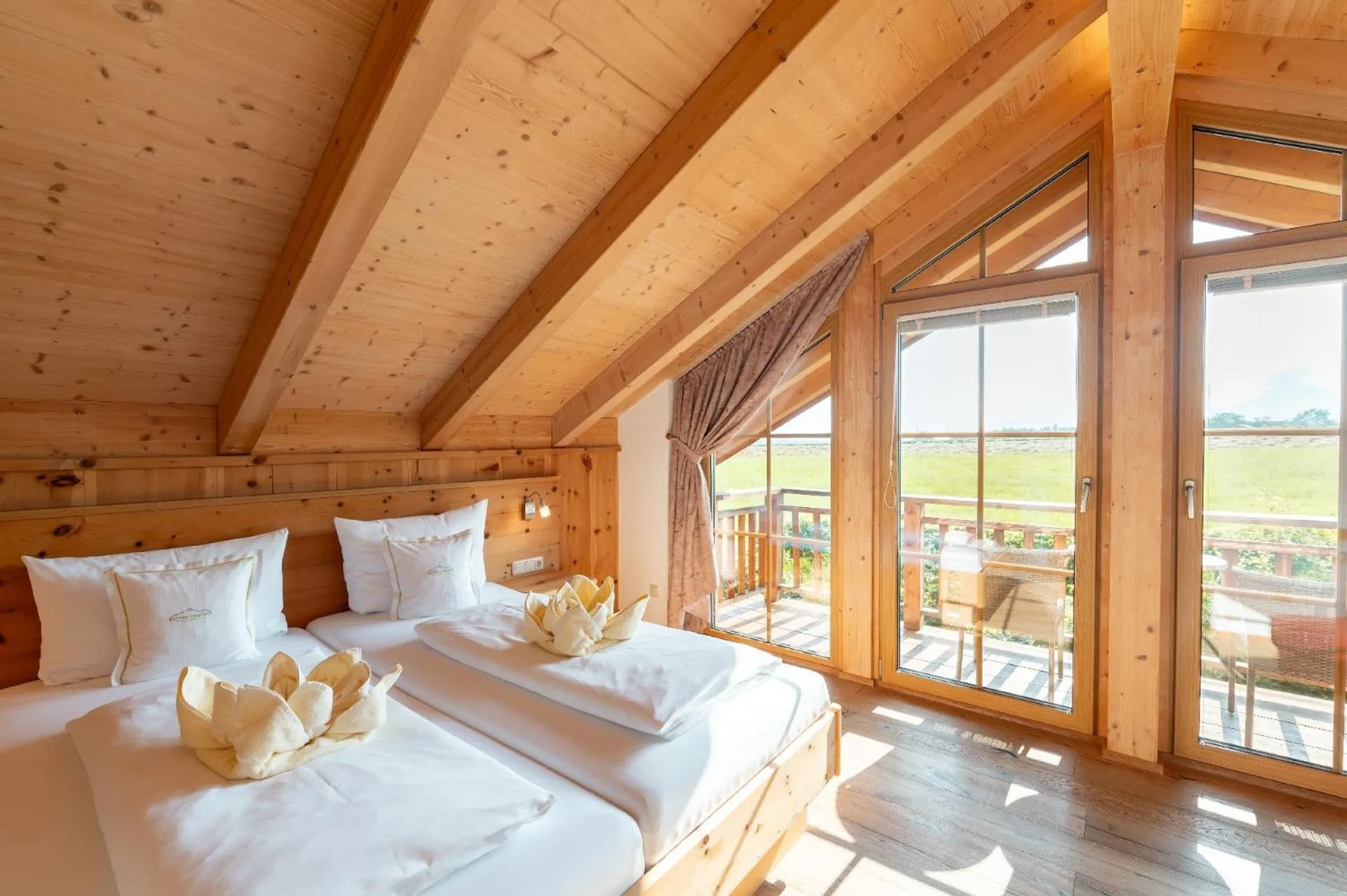 Bedroom, Bed in Bayern Chalets bei Salzburg und Berchtesgaden mit Whirlpool und Sauna