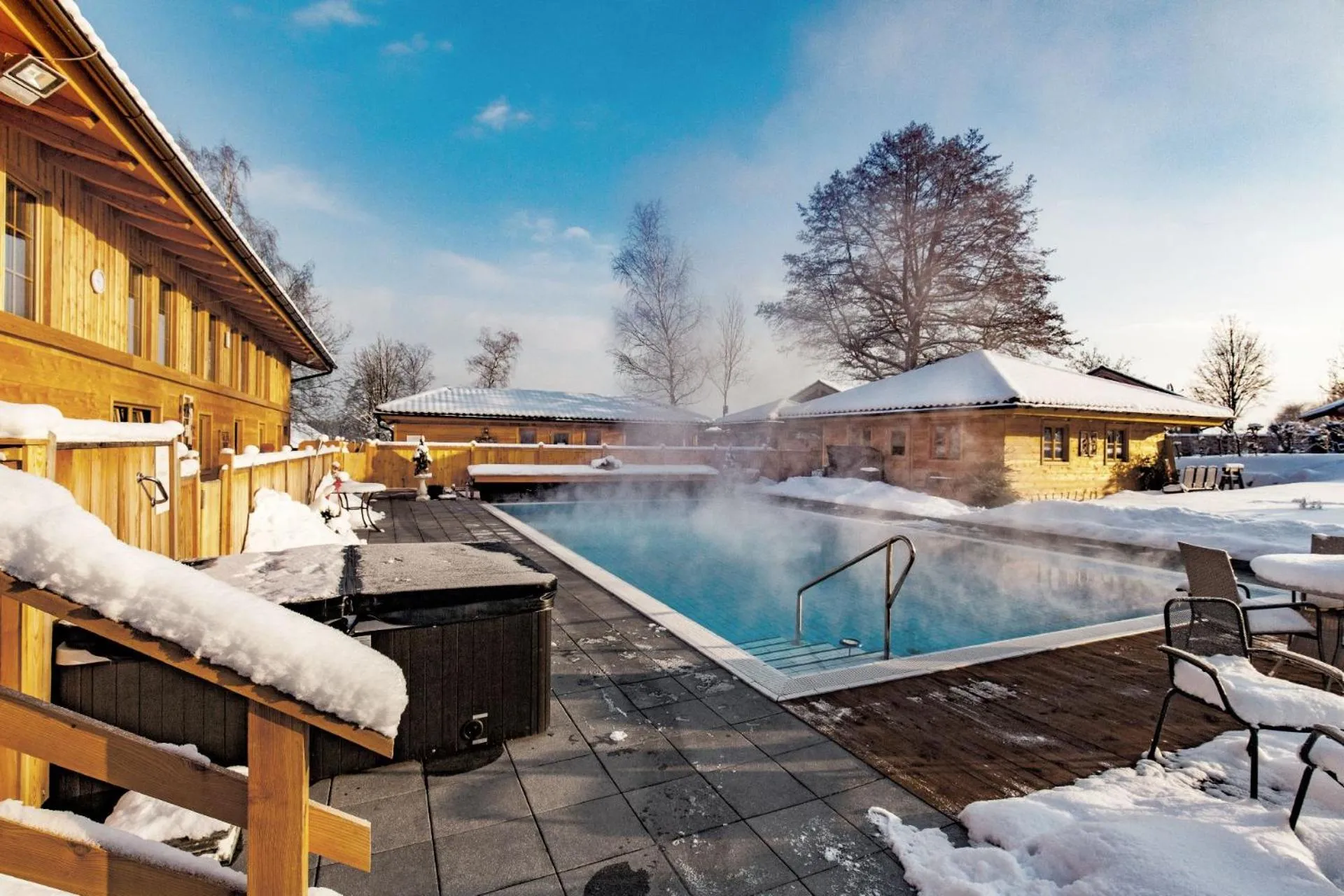 Swimming pool in Bayern Chalets bei Salzburg und Berchtesgaden mit Whirlpool und Sauna