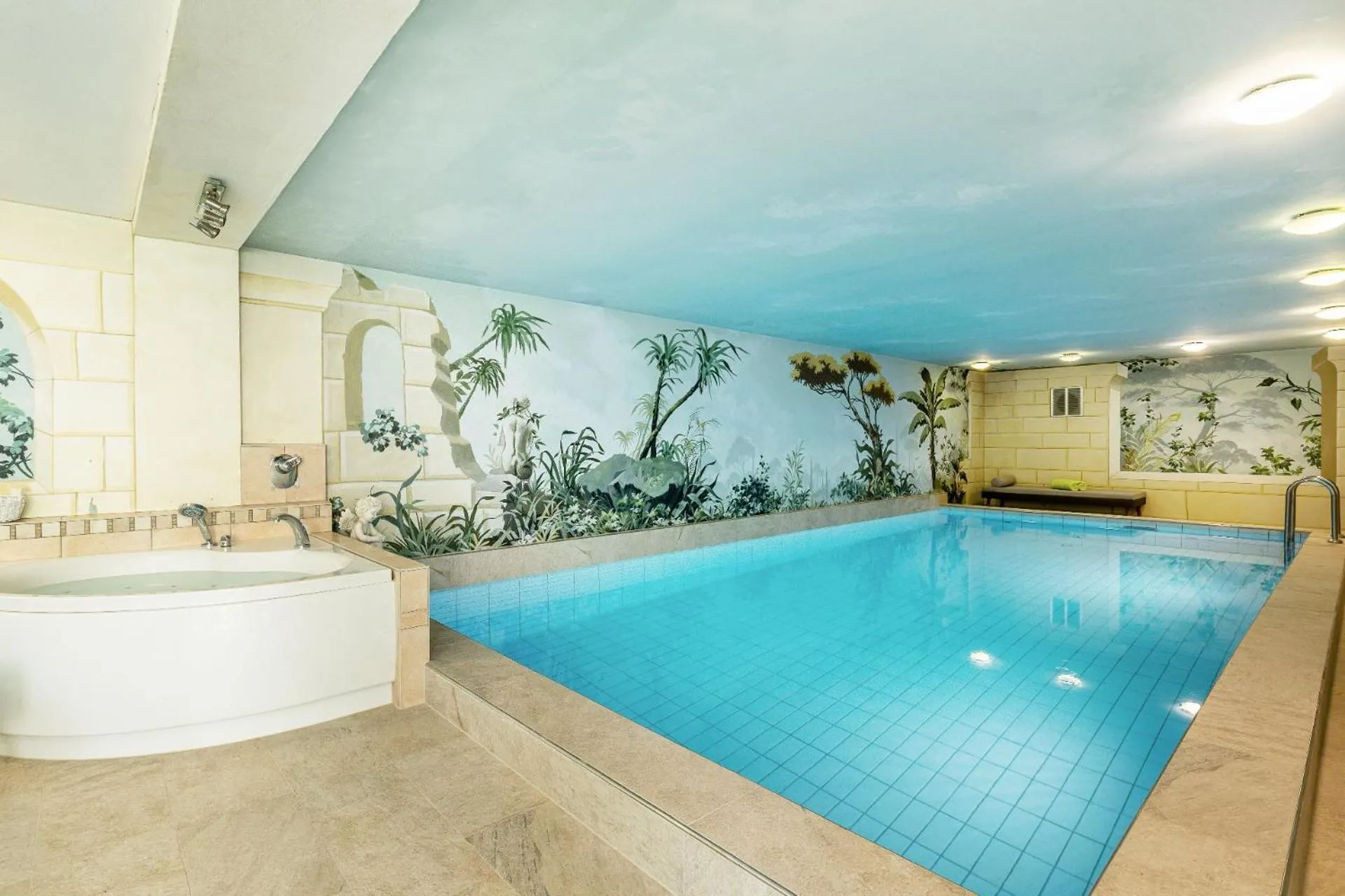 Swimming pool in Bayern Chalets bei Salzburg und Berchtesgaden mit Whirlpool und Sauna