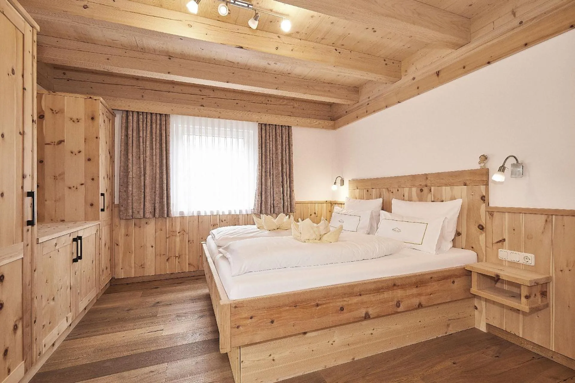Bedroom, Bed in Bayern Chalets bei Salzburg und Berchtesgaden mit Whirlpool und Sauna