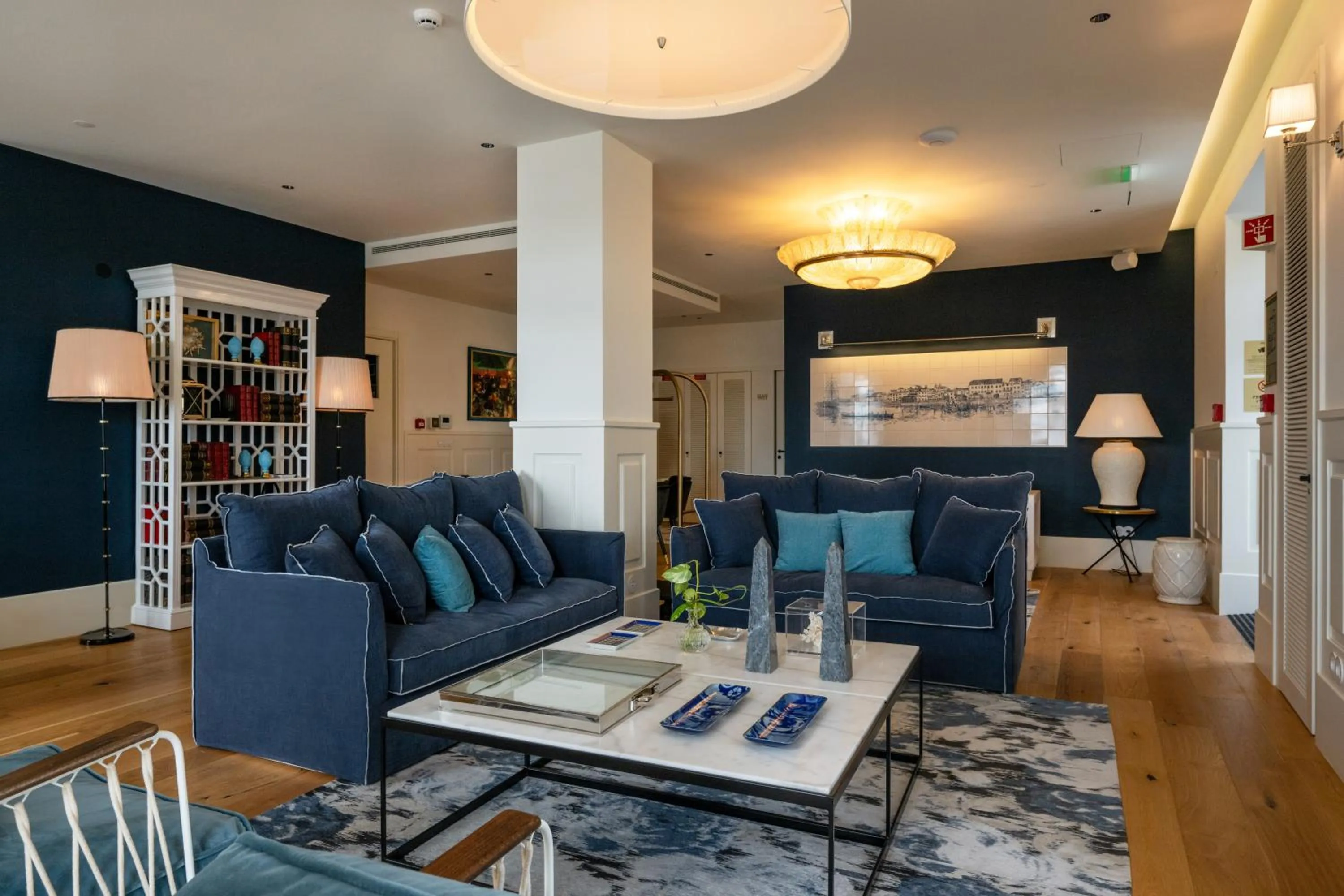 Library in Dona Maria Hotel