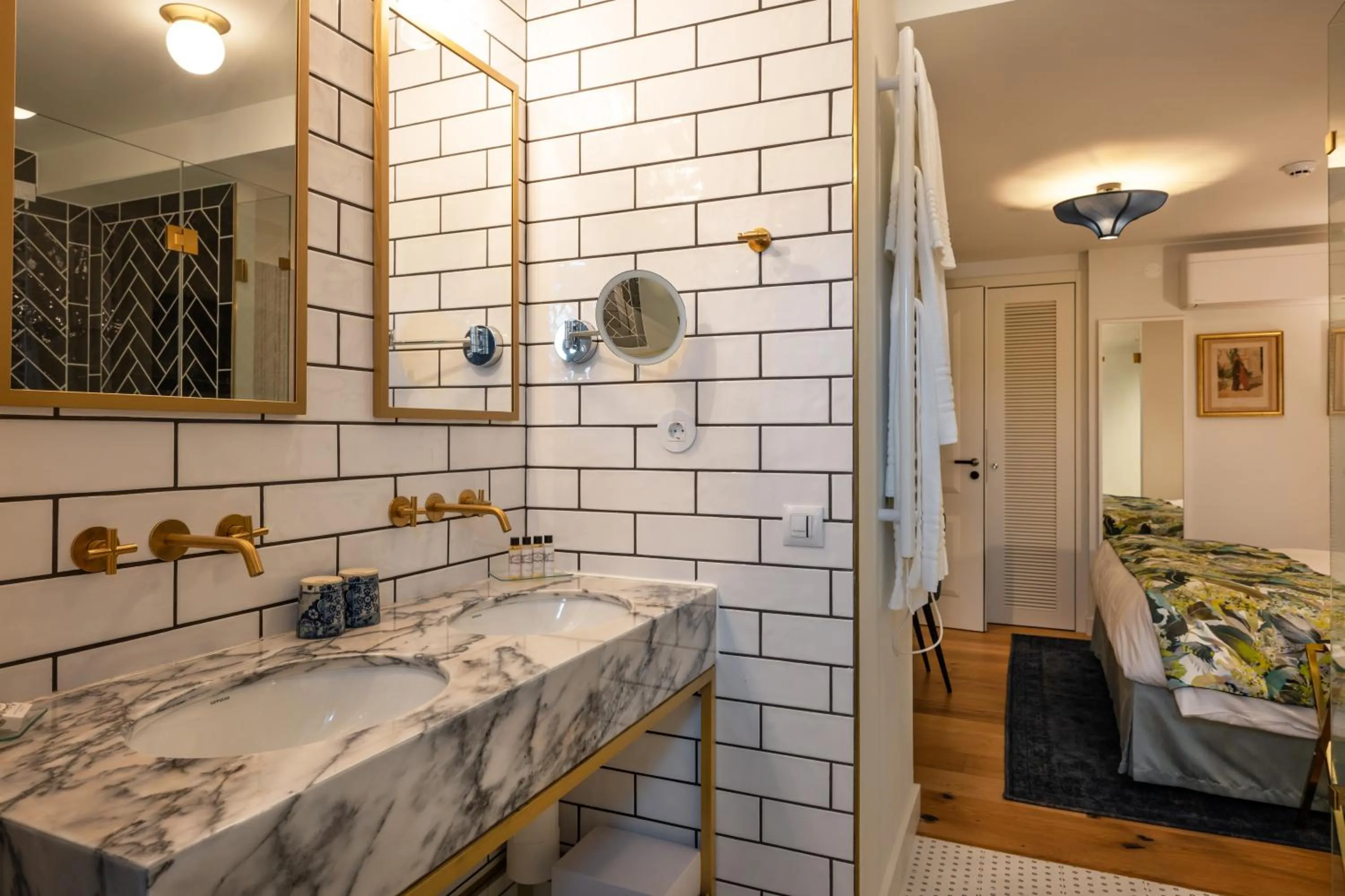 Bathroom, Bed in Dona Maria Hotel