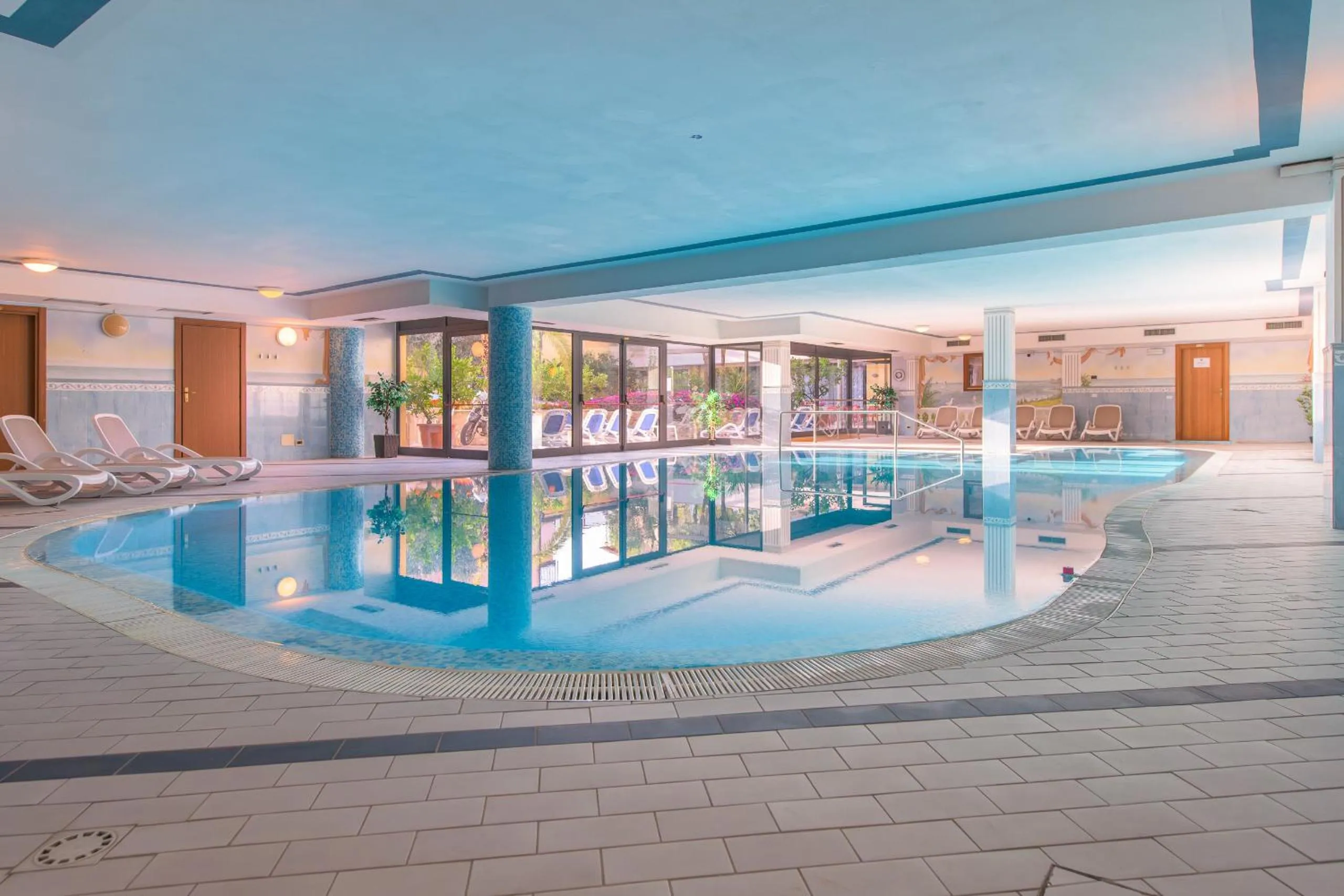 Swimming pool in Hotel Garda Bellevue