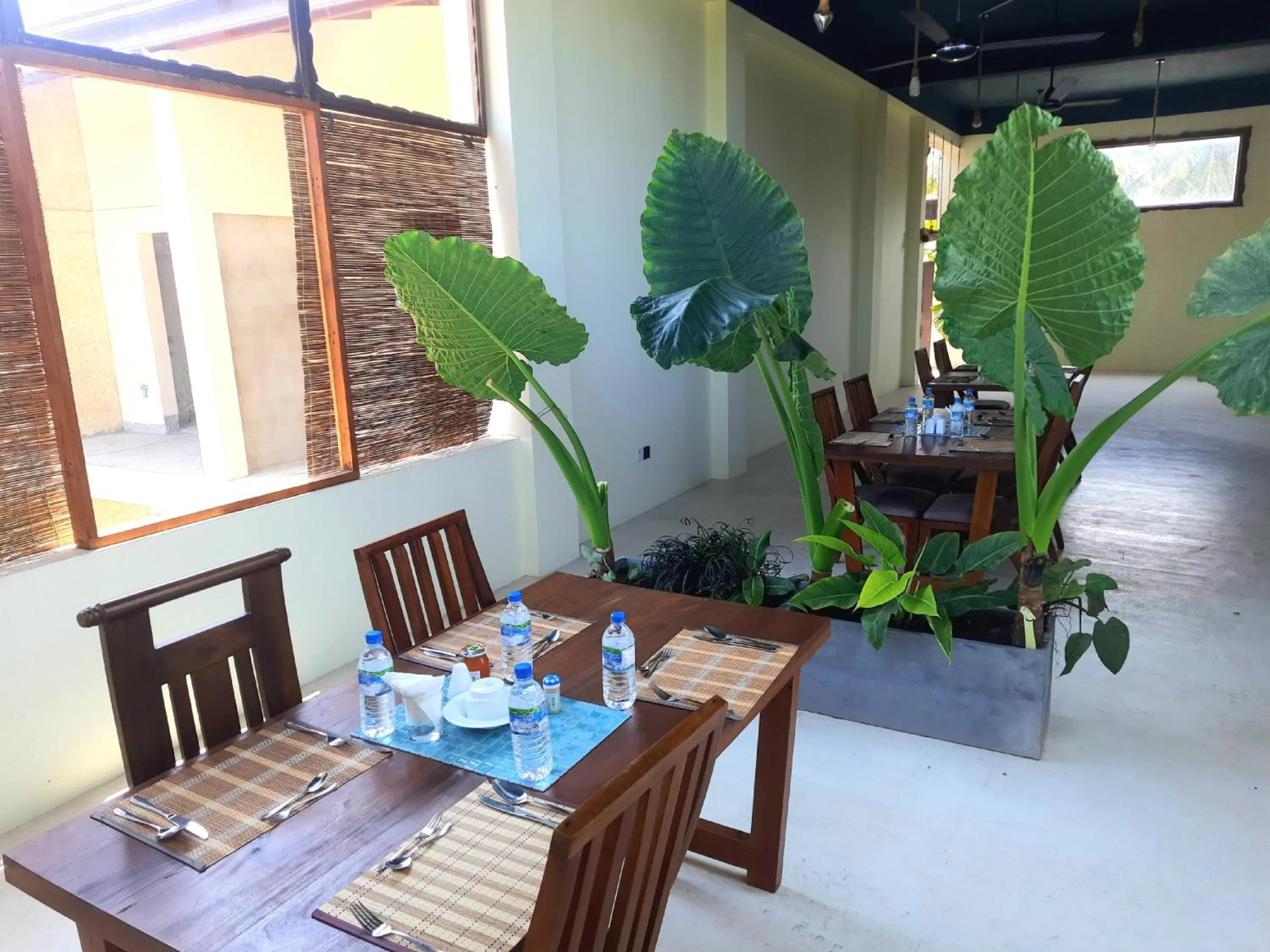 Restaurant/places to eat in Spicepeek Boutique Hotel CMB Airport